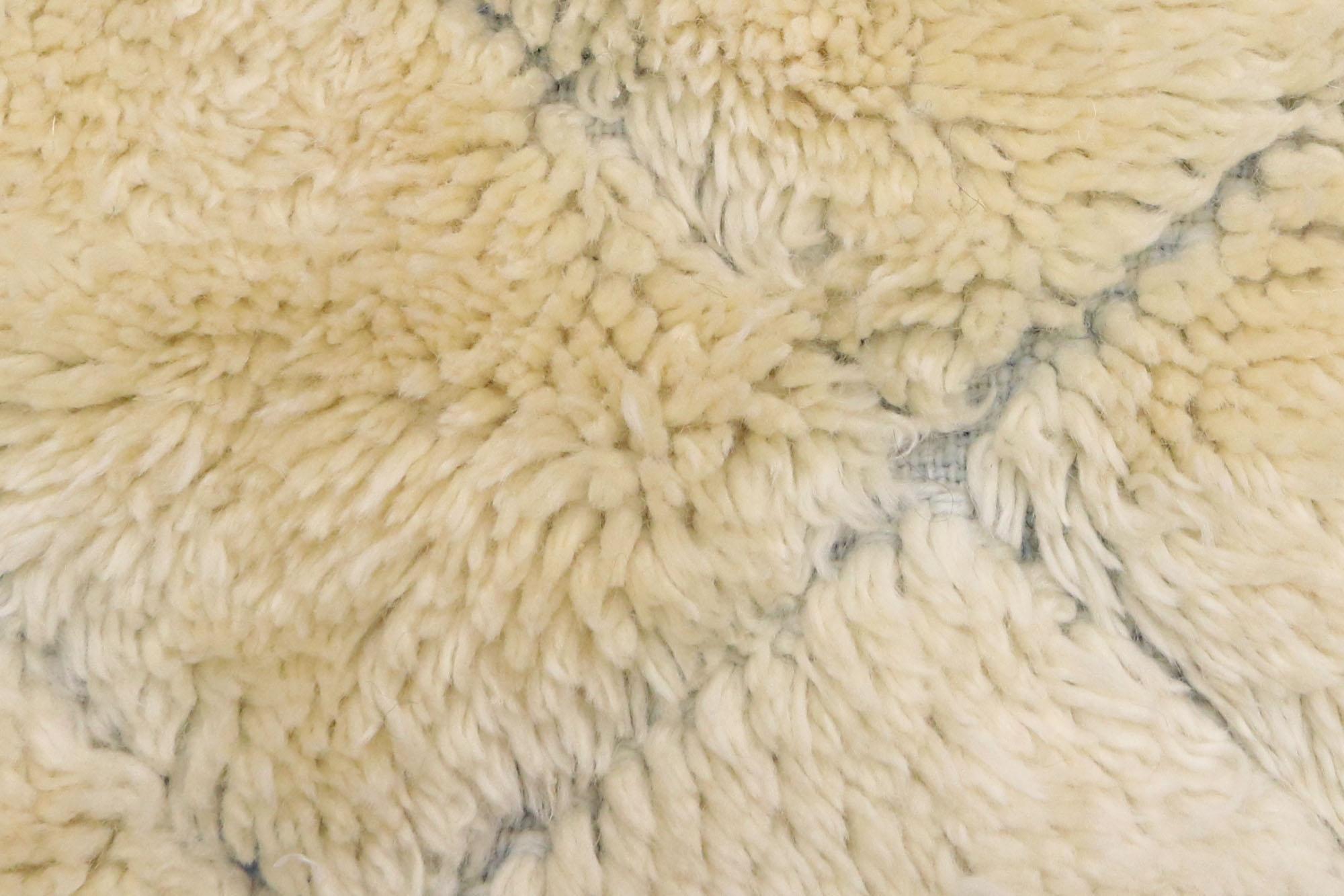 Neutraler marokkanischer Teppich in Übergröße, organischer, moderner Stil, mit subtilem Shibui im Zustand „Neu“ im Angebot in Dallas, TX