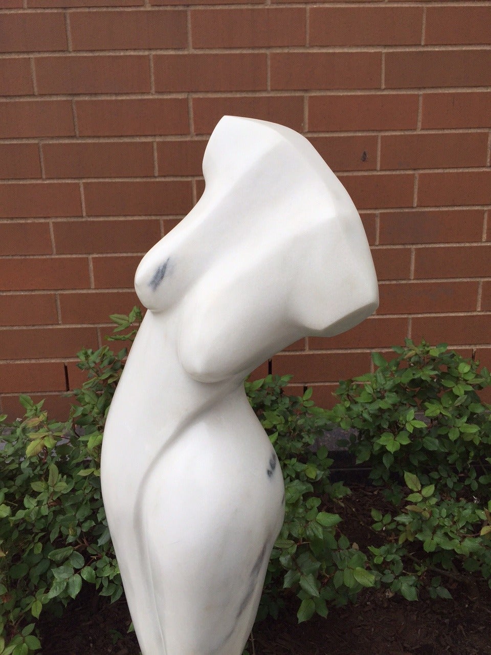 Oversized Nude Italian Marble Sculpture In condizioni buone in vendita a New York, NY