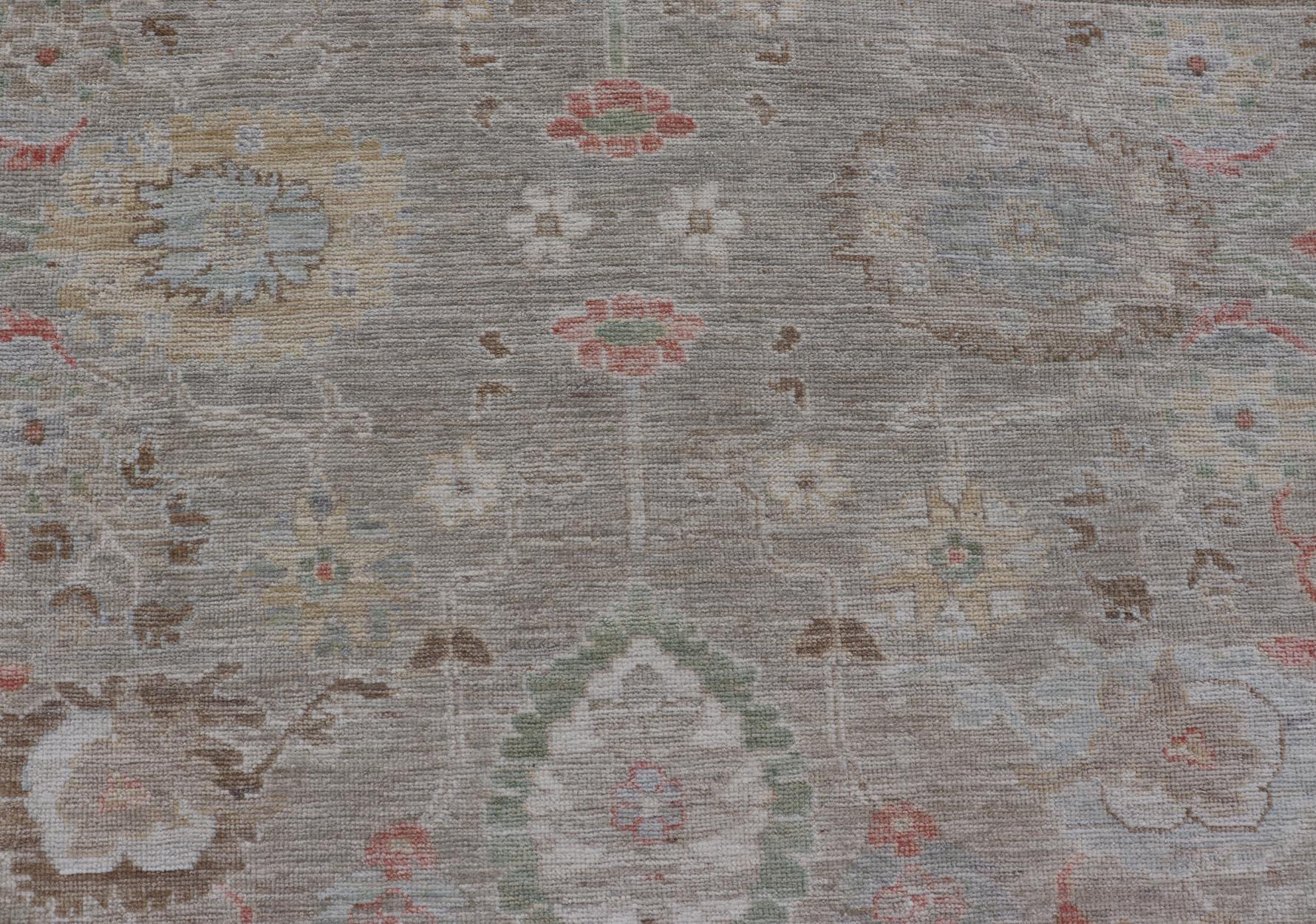 Tappeto oversize di ispirazione Oushak con sottili accenti in Sage, Corallo e Avorio in vendita 3