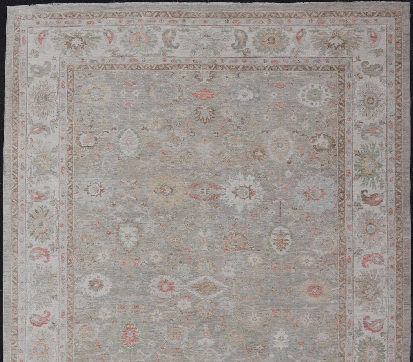 Tappeto oversize di ispirazione Oushak con sottili accenti in Sage, Corallo e Avorio in vendita 7