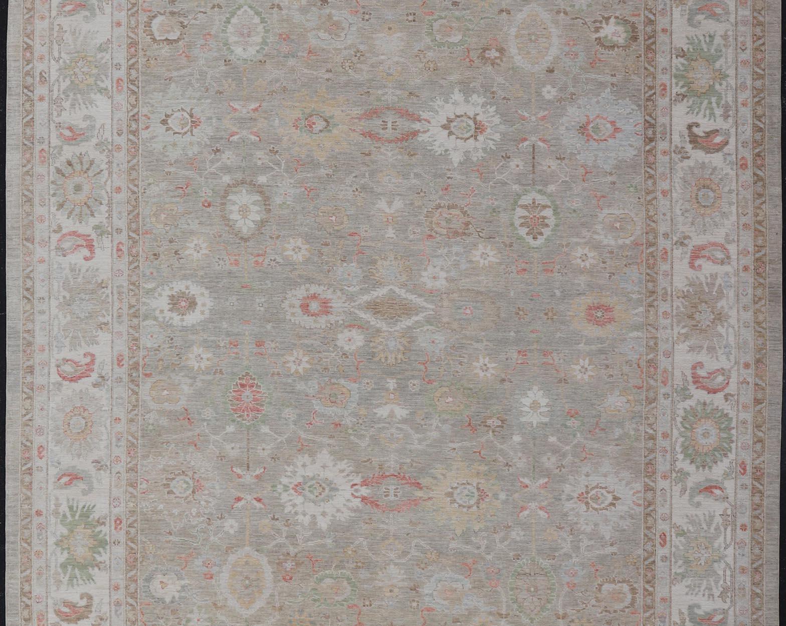 Tappeto oversize di ispirazione Oushak con sottili accenti in Sage, Corallo e Avorio in vendita 8
