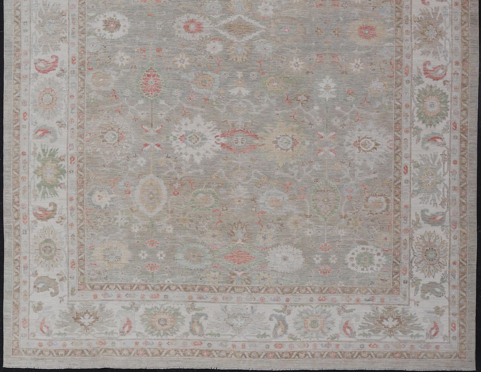 Misure: 14'1 x 19'7 
Tappeto Oushak di grandi dimensioni con sottili accenti in Sage, Greene & Greene e Avorio 14'1 x 19'7. Tappeto Keivan Woven Arts /AWR-96 / Inizio 21° secolo, Oushak turco.

Questo tappeto Oushak oversize dona un senso di