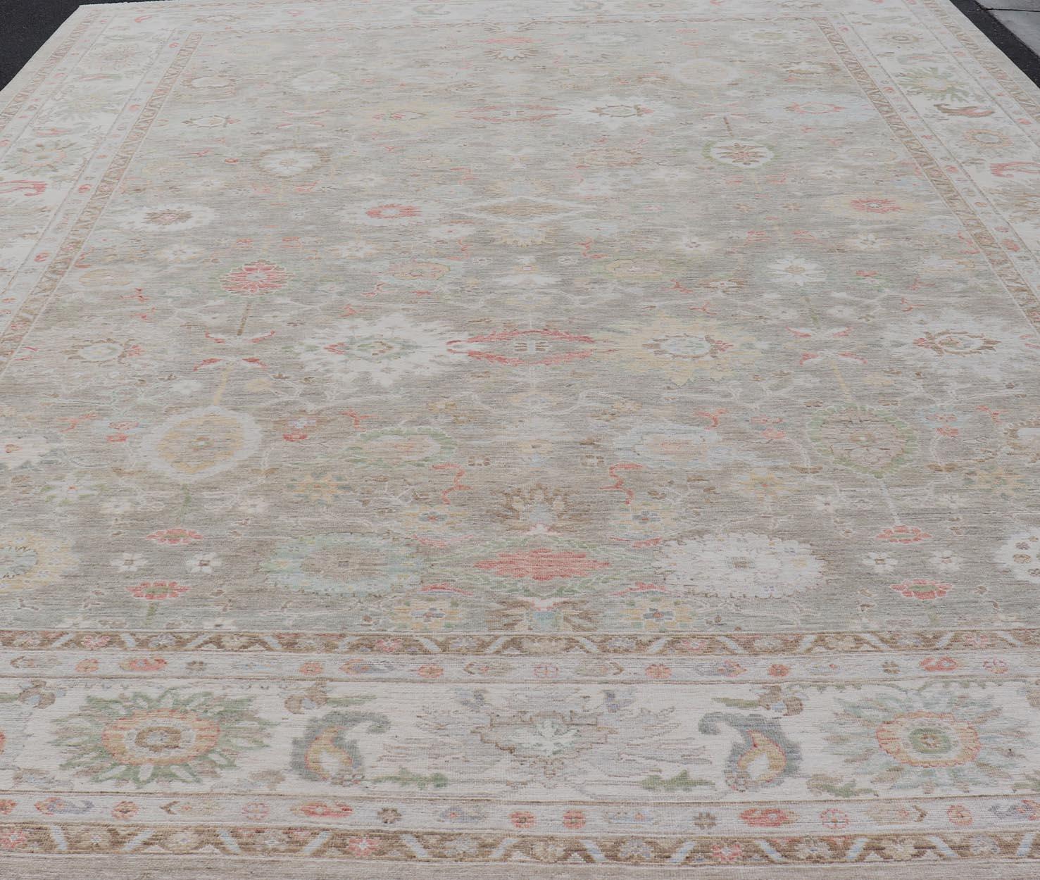 Afghano Tappeto oversize di ispirazione Oushak con sottili accenti in Sage, Corallo e Avorio in vendita