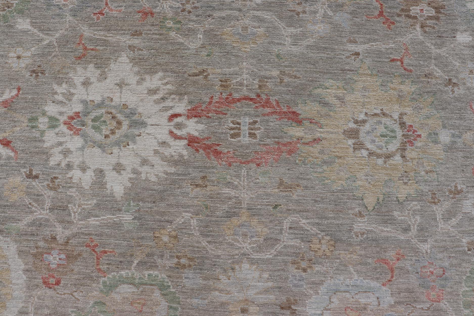 Tappeto oversize di ispirazione Oushak con sottili accenti in Sage, Corallo e Avorio In condizioni Nuovo in vendita a Atlanta, GA