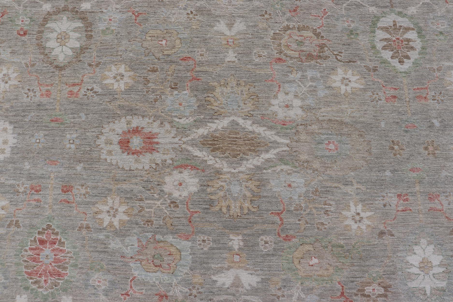 XXI secolo e contemporaneo Tappeto oversize di ispirazione Oushak con sottili accenti in Sage, Corallo e Avorio in vendita