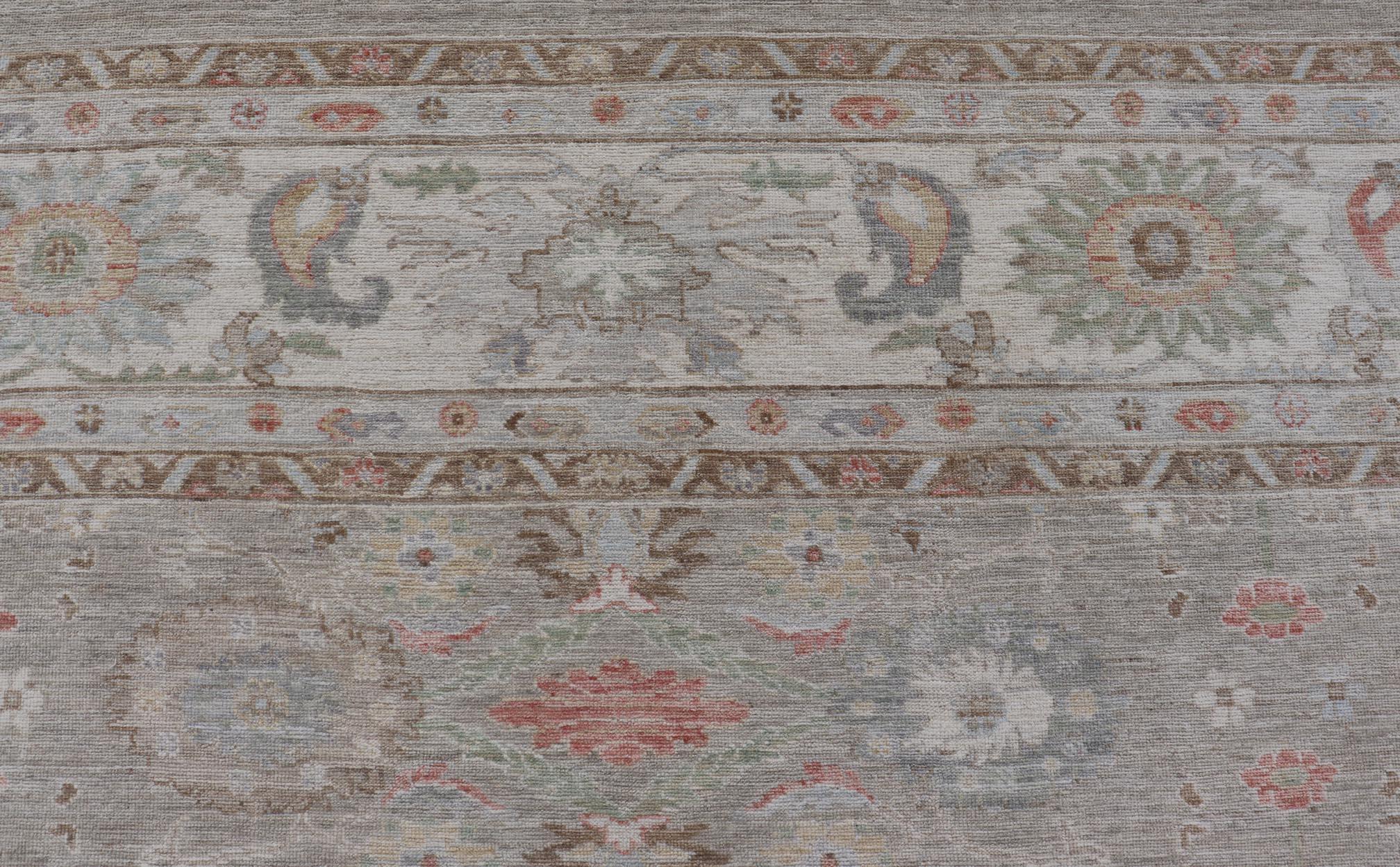 Tappeto oversize di ispirazione Oushak con sottili accenti in Sage, Corallo e Avorio in vendita 1