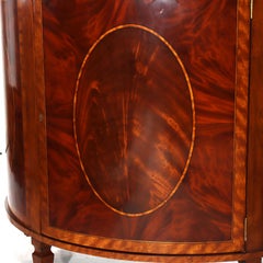 Übergroßes Paar Baker School Klassisches geflammtes Mahagoni, gebändert und eingelegt Schränke