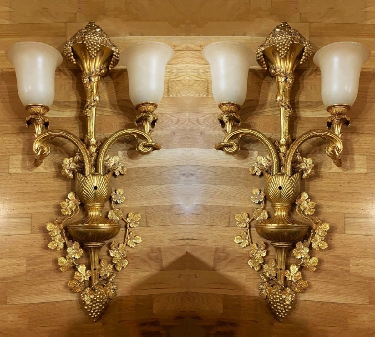 Preciosa pareja de apliques de dos brazos de bronce dorado de gran tamaño, del periodo de la Belle Époque, Francia, 1860-1870. Finamente elaborado con detalles cincelados a mano. Motivos típicos de la Belle Époque francesa por su rica ornamentación