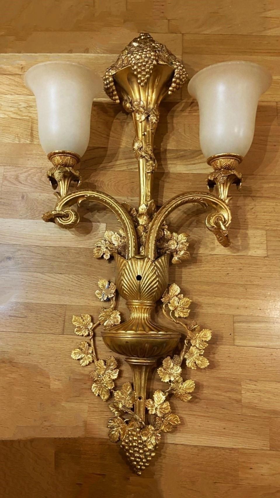 Pareja de Apliques Franceses de Dos Brazos de Alabastro y Bronce Dorado Electrificados Belle Époque en venta