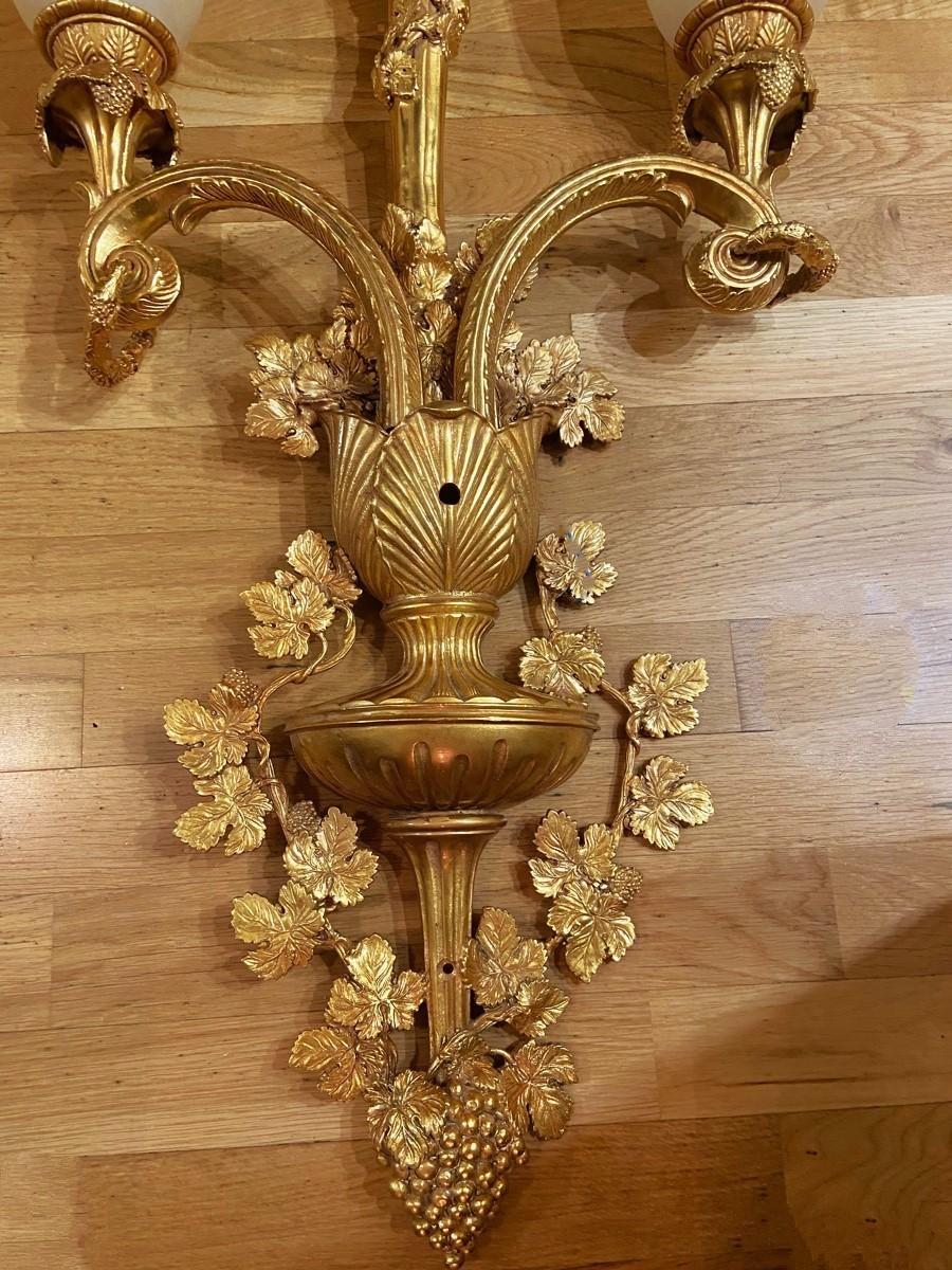 Pareja de Apliques Franceses de Dos Brazos de Alabastro y Bronce Dorado Electrificados Francés en venta