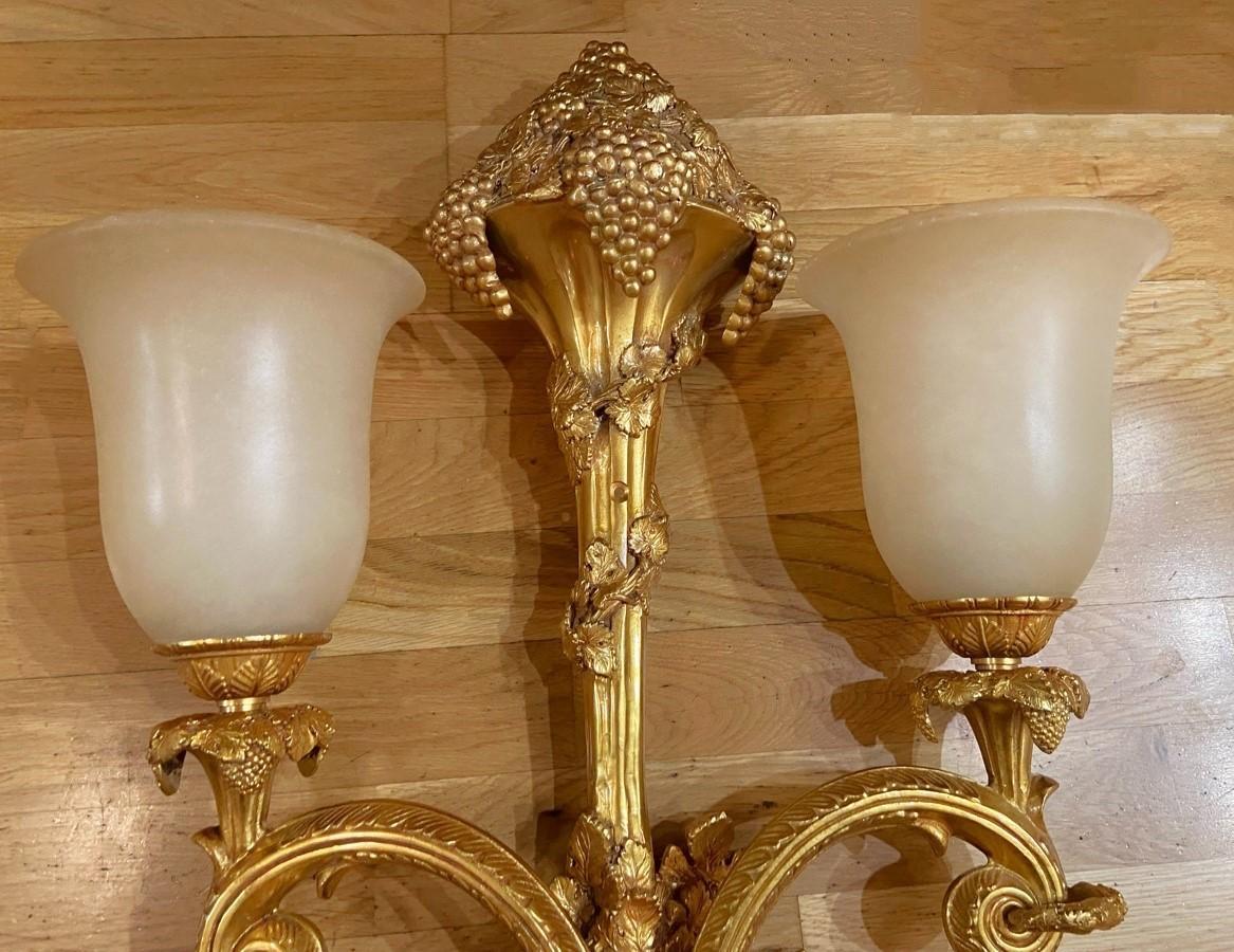 Pareja de Apliques Franceses de Dos Brazos de Alabastro y Bronce Dorado Electrificados en venta 1