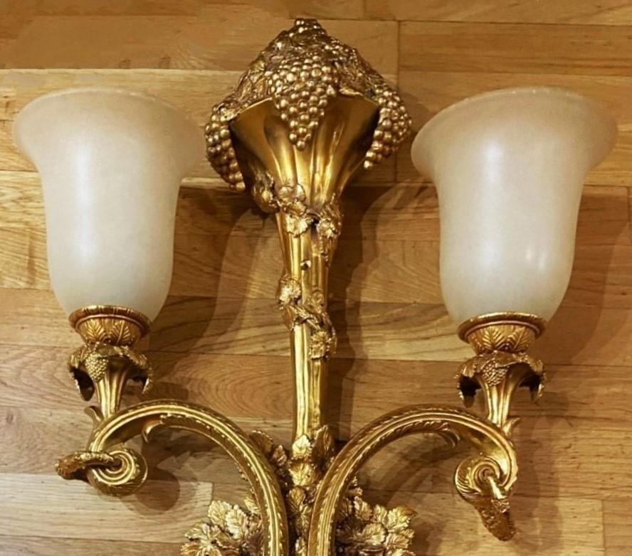 Pareja de Apliques Franceses de Dos Brazos de Alabastro y Bronce Dorado Electrificados en venta 2