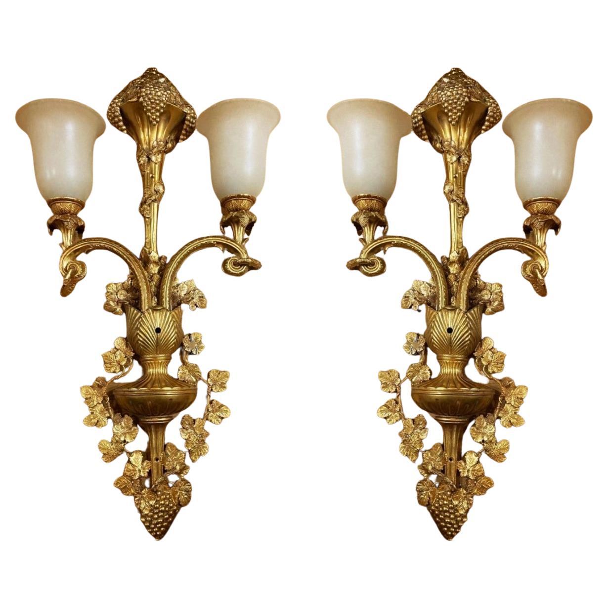 Pareja de Apliques Franceses de Dos Brazos de Alabastro y Bronce Dorado Electrificados en venta