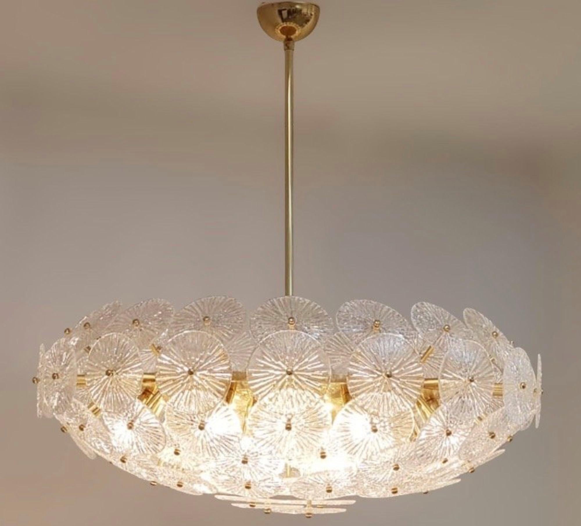 Coppia di lampadari italiani oversize con dischi in vetro di Murano trasparente stratificato montati su una struttura in ottone massiccio con finitura laccata lucida. Realizzato in Italia, circa negli anni '70.
Dimensioni:
Diametro: 43,5 pollici /
