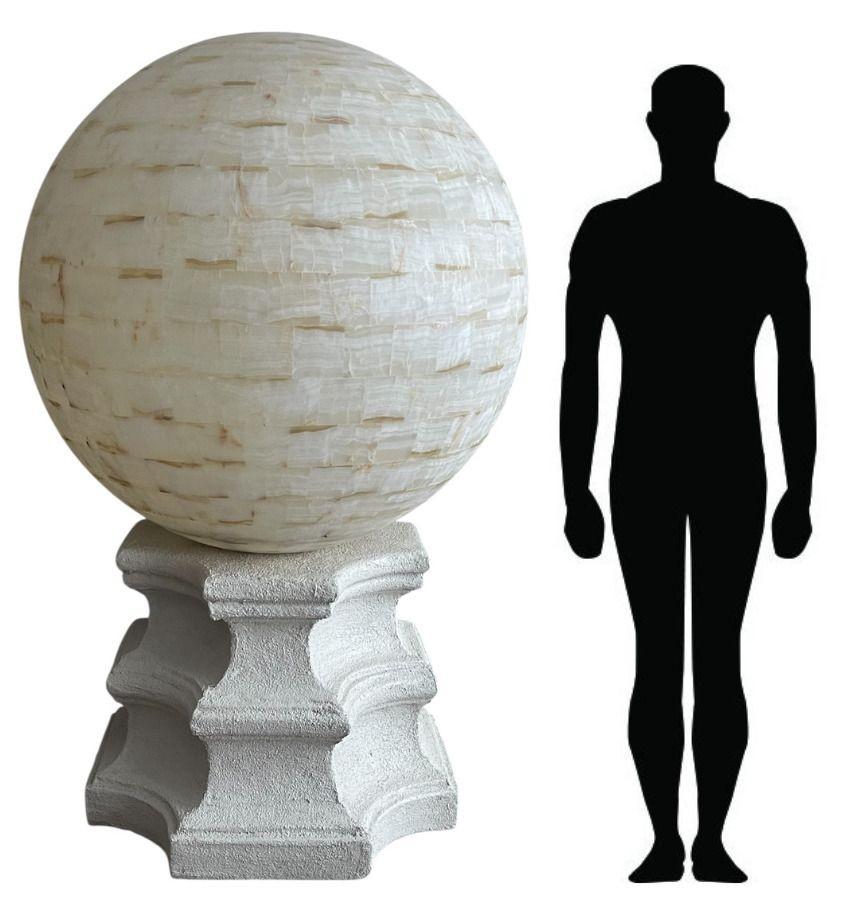 Una coppia di lampade da terra di grandi dimensioni, ciascuna caratterizzata da una base scultorea che sostiene un enorme globo di onice lavorato a mano. Progettate sia come illuminazione funzionale che come pezzi d'arte, le lampade incarnano una