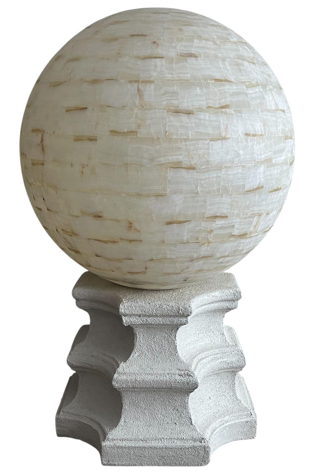 Americano Coppia di lampade da terra oversize in onice con base scultorea. U.S.A. Anni '80 in vendita