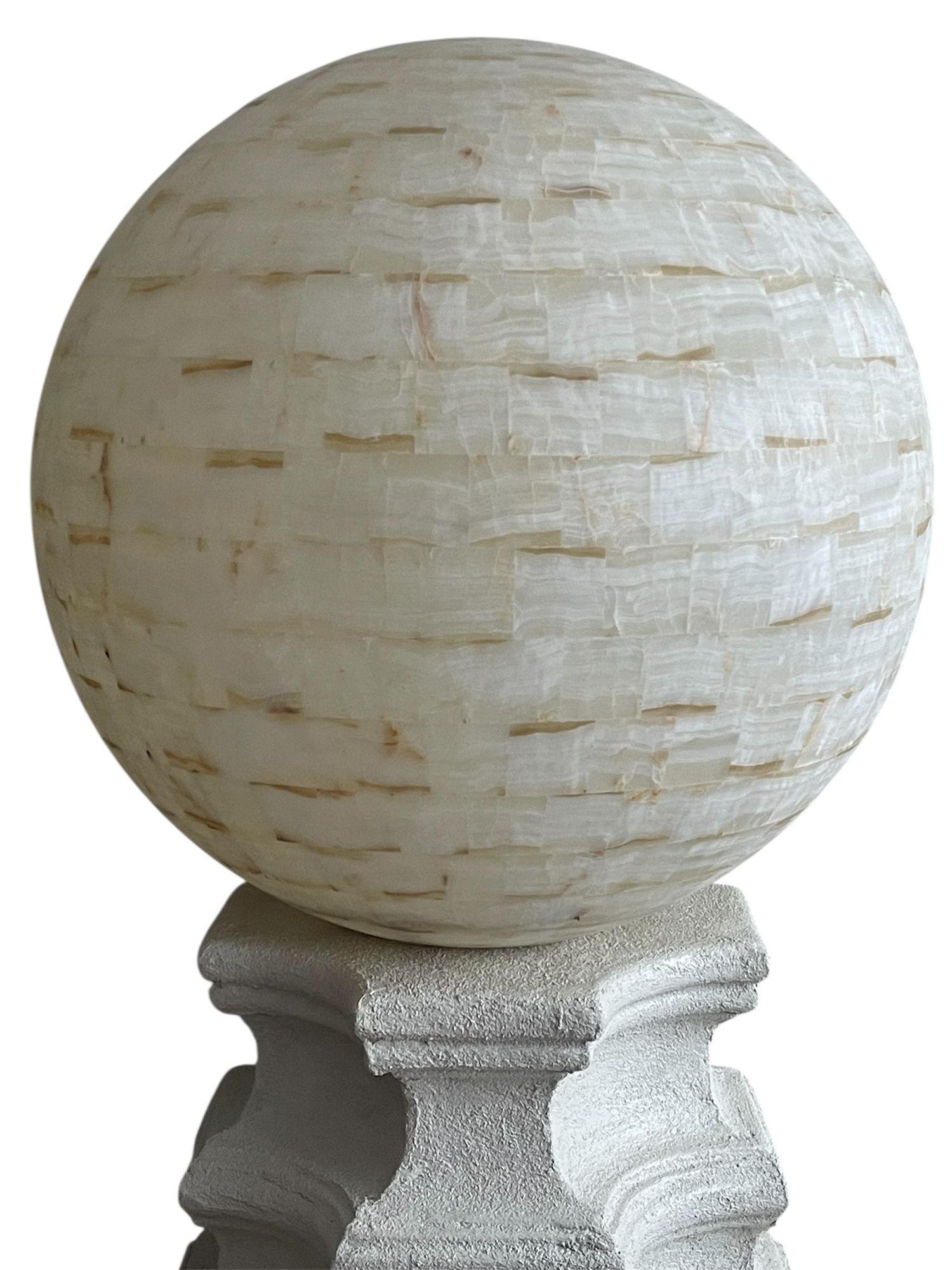 Coppia di lampade da terra oversize in onice con base scultorea. U.S.A. Anni '80 In condizioni buone in vendita a Los Angeles, CA