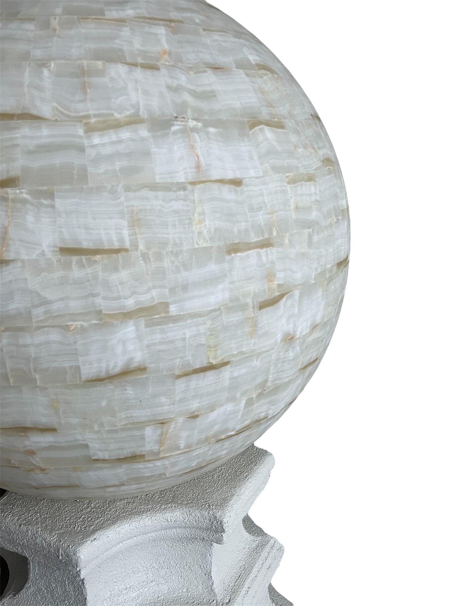 Fine XX secolo Coppia di lampade da terra oversize in onice con base scultorea. U.S.A. Anni '80 in vendita