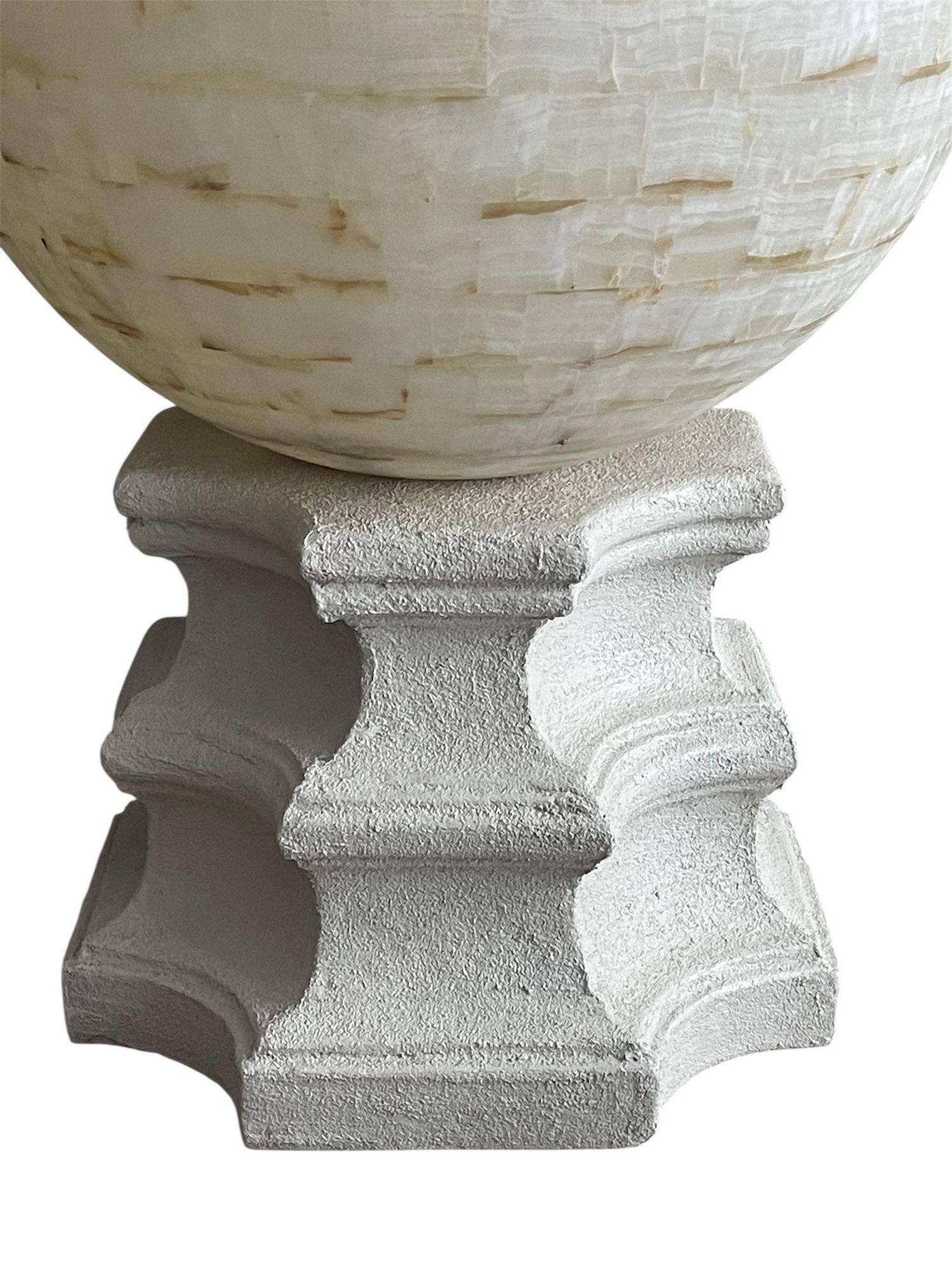 Onice Coppia di lampade da terra oversize in onice con base scultorea. U.S.A. Anni '80 in vendita
