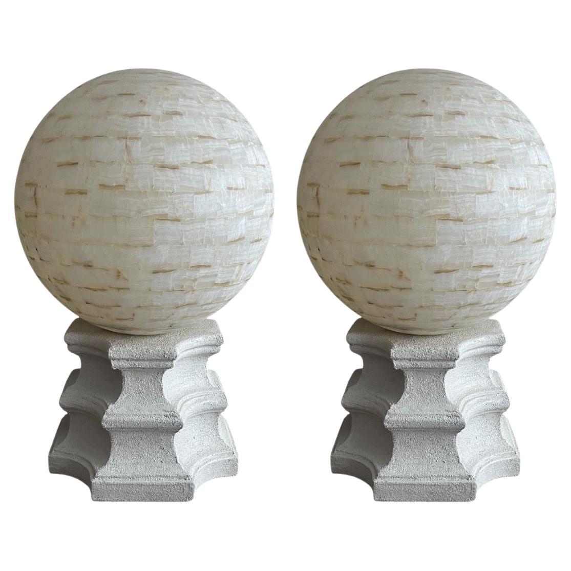Coppia di lampade da terra oversize in onice con base scultorea. U.S.A. Anni '80 in vendita