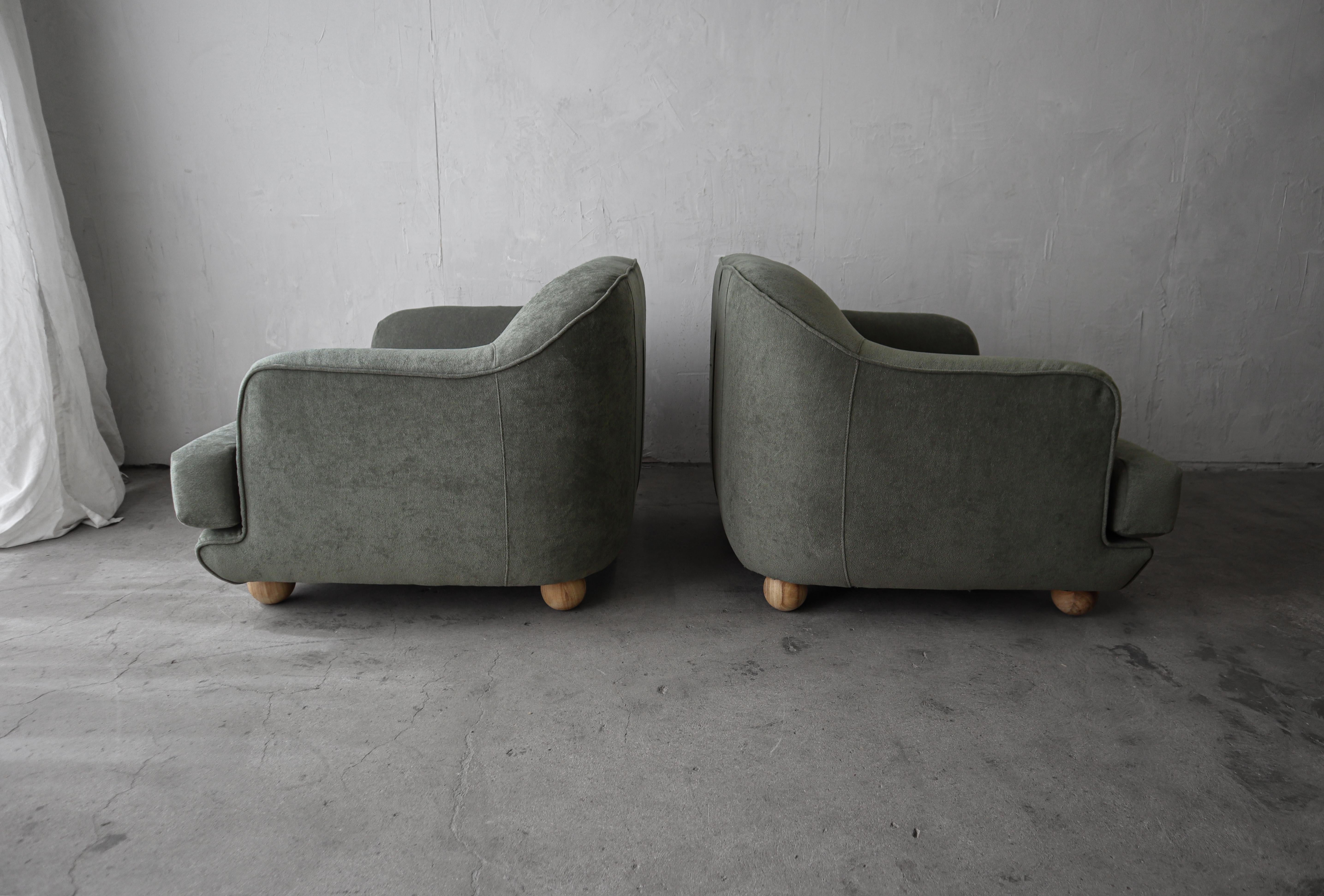 Post-Modern Oversized Pair of Postmodern Lounge Chairs For Sale