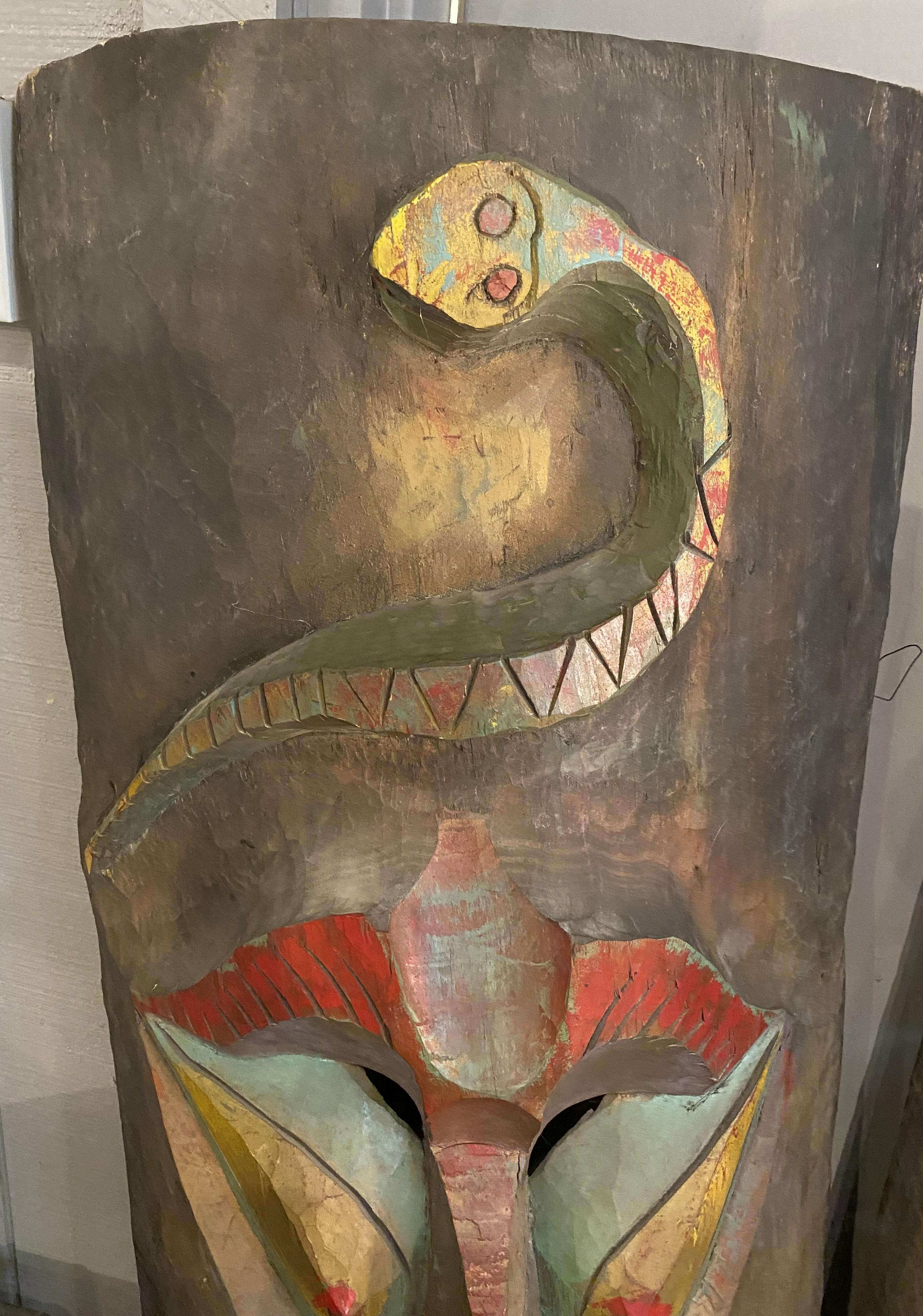 Tribal Paire de vintage surdimensionnée  Suspensions en bois sculpté polychrome de masques Tiki en vente