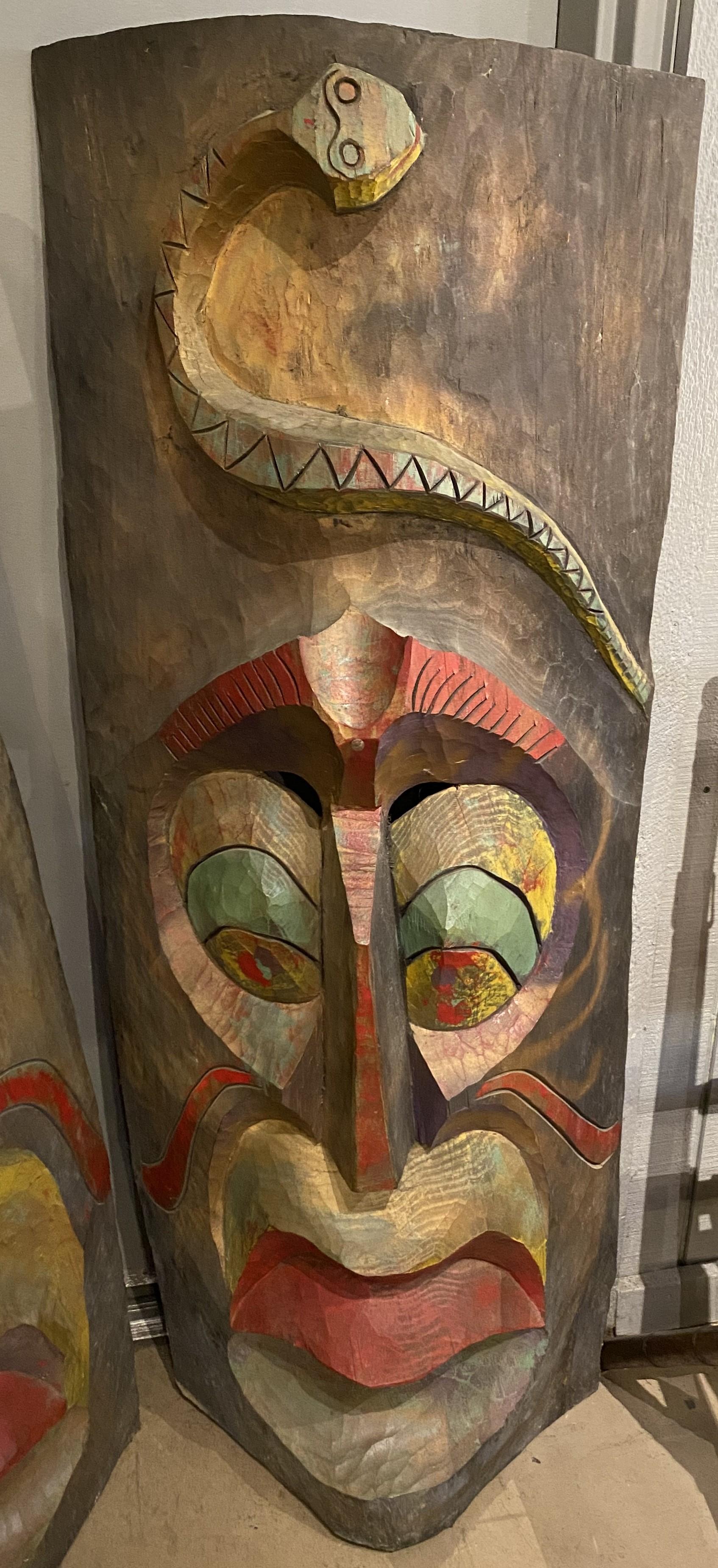 Sculpté à la main Paire de vintage surdimensionnée  Suspensions en bois sculpté polychrome de masques Tiki en vente