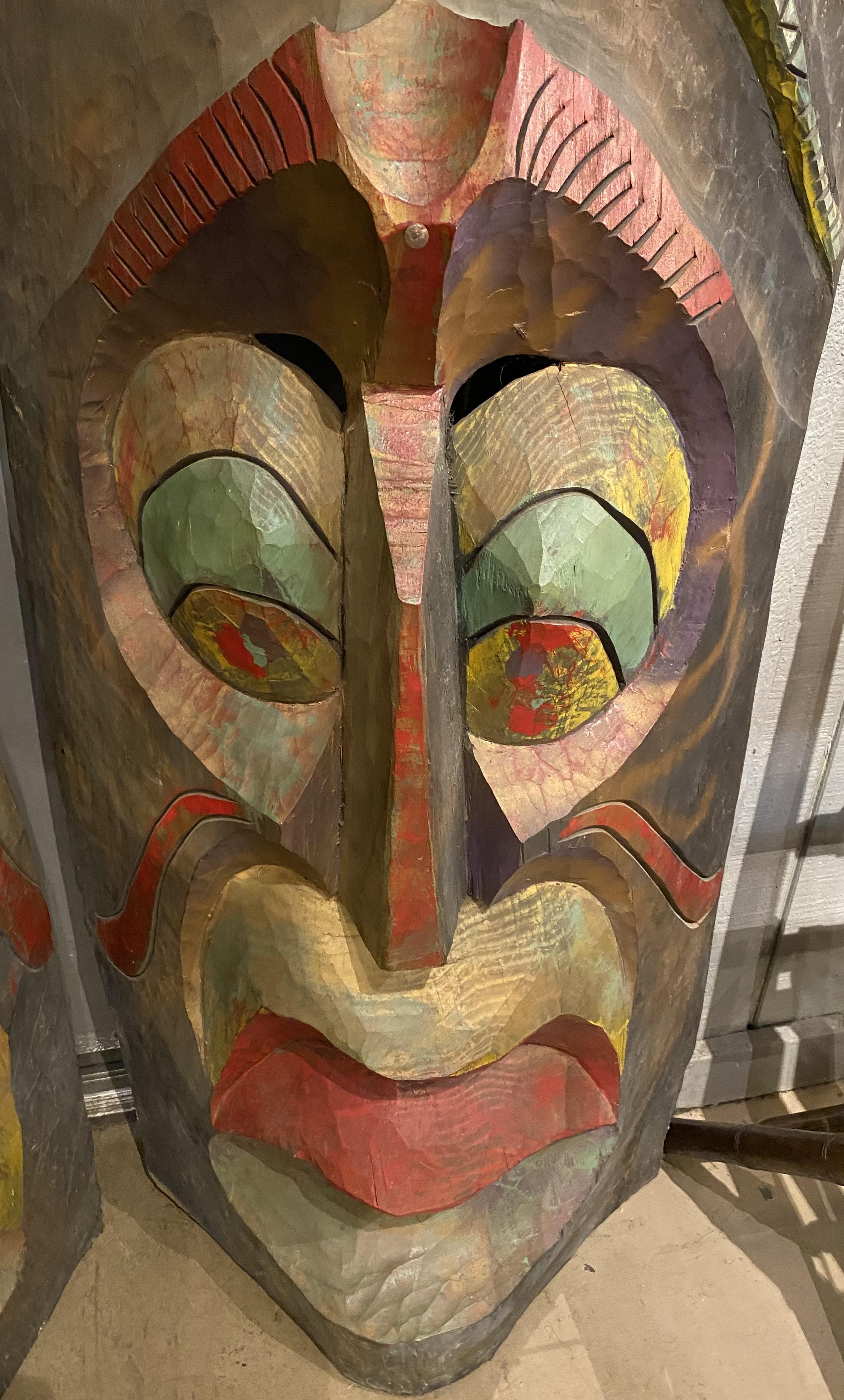 20ième siècle Paire de vintage surdimensionnée  Suspensions en bois sculpté polychrome de masques Tiki en vente