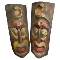 Paire de vintage surdimensionnée  Suspensions en bois sculpté polychrome de masques Tiki