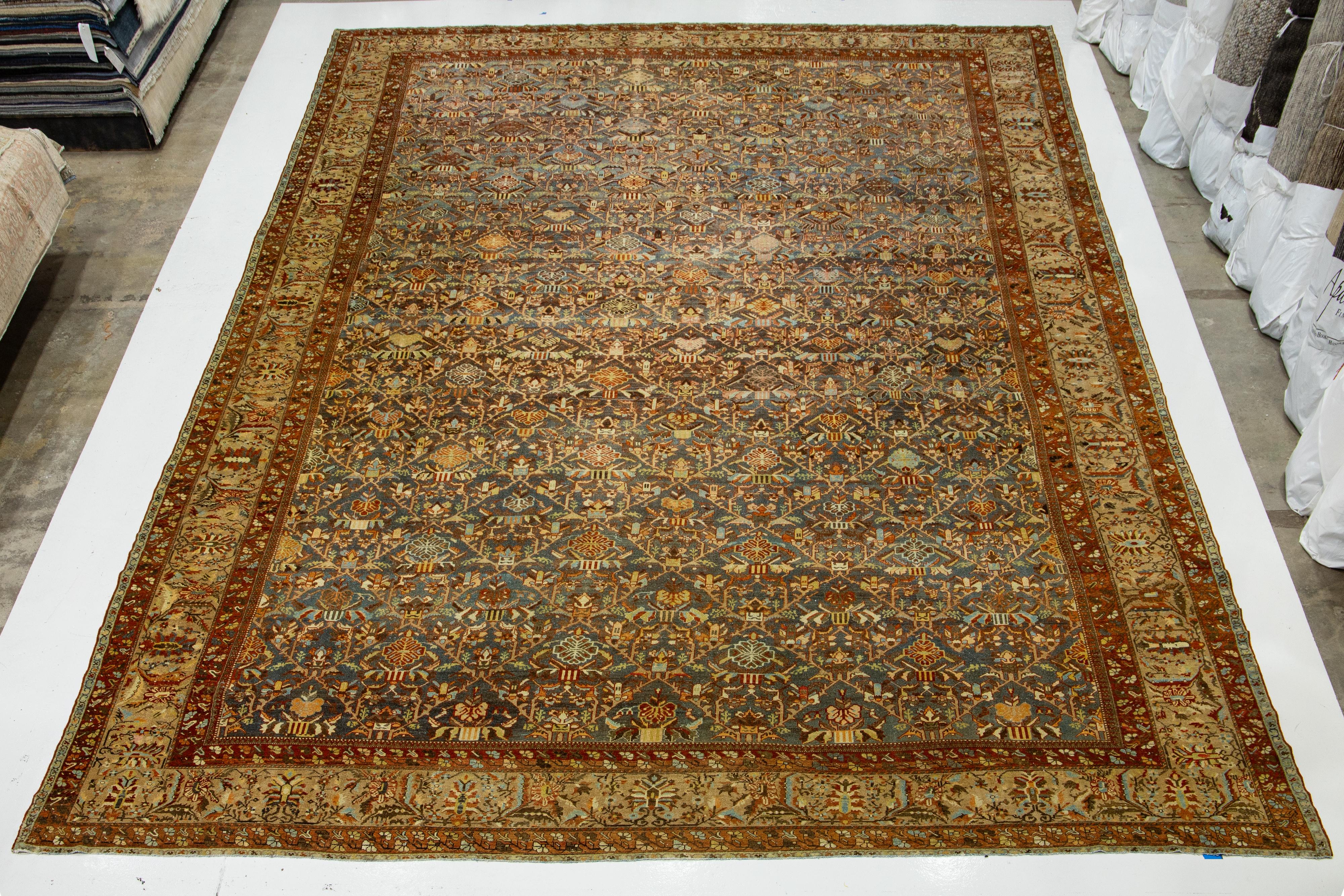 Tapis persan Bakhtiari surdimensionné en laine bleue, fabriqué à la main dans les années 1900 en vente 3
