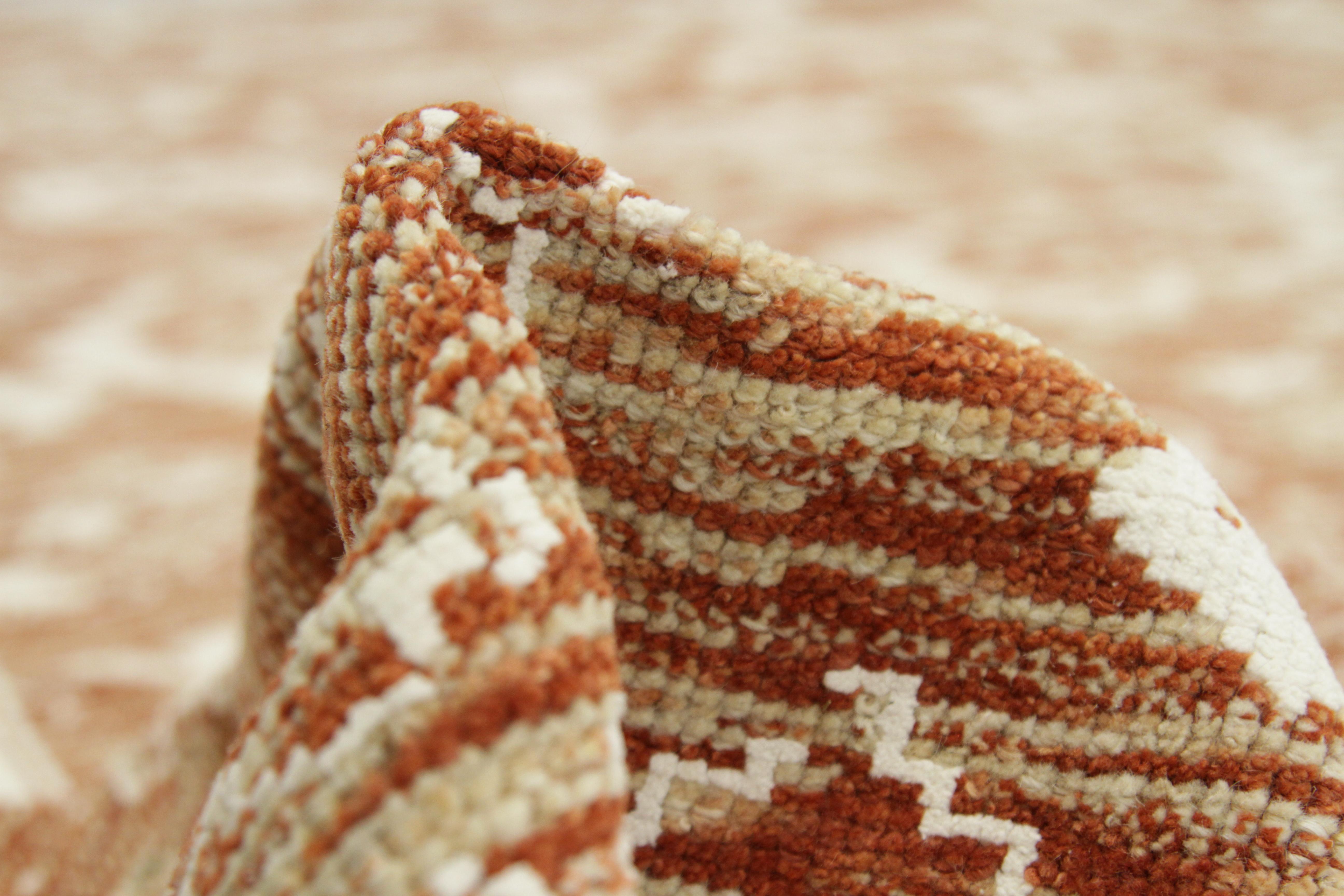 Moderner Oushak-Teppich aus hochwertiger Wolle und 100% organischen Farbstoffen. Es hat einen feinen rostfarbenen Hintergrund, der mit zarten Blumen und von der Natur inspirierten Figuren in Weiß durchwebt ist. Er ist eine großartige Teppichoption