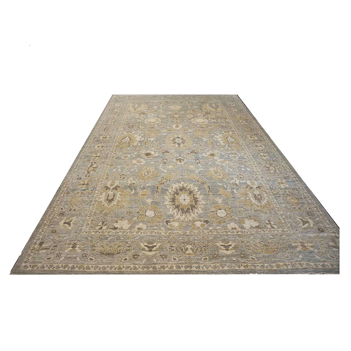  Ashly Fine Rugs presents an antique recreation of an original Persian Sultanabad. Part of our own previous production, this antique recreation was thought of and created in-house and 100% handmade in Persia by master weavers. Sultanabads are
