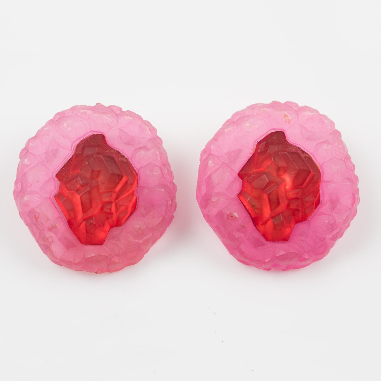 Lucite-Ohrclips in Übergröße in Rosa und Rot (Moderne) im Angebot