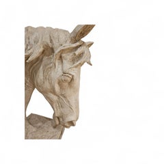 Scultura in gesso di grandi dimensioni di una testa di cavallo