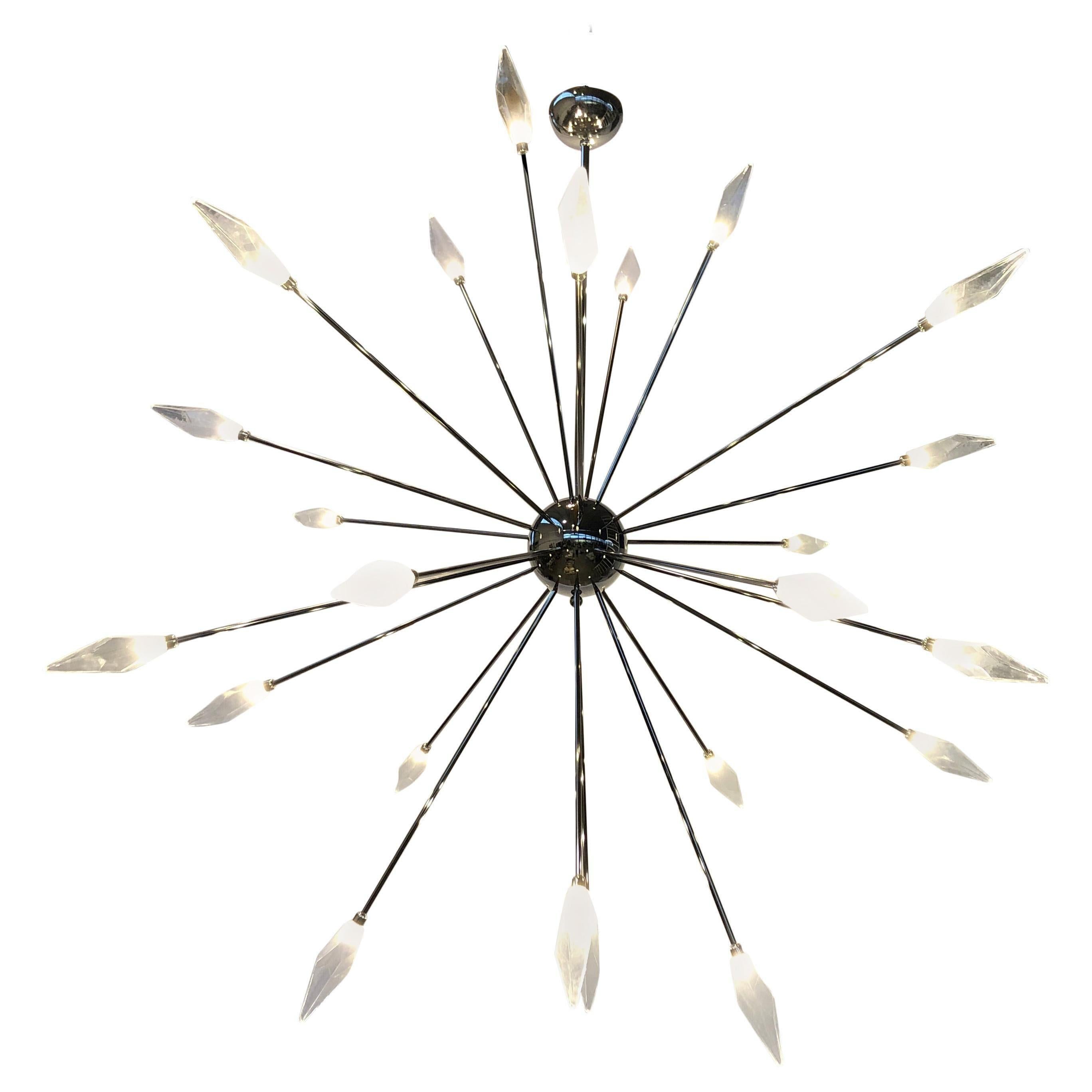Araña Sputnik italiana de gran tamaño con 24 vidrios de Murano transparentes en forma de poliedro o poliedro/poliedro montados en un marco de níquel pulido, diseñada por Fabio Bergomi para Fabio Ltd, fabricada en Italia.
Medidas: Diámetro 118