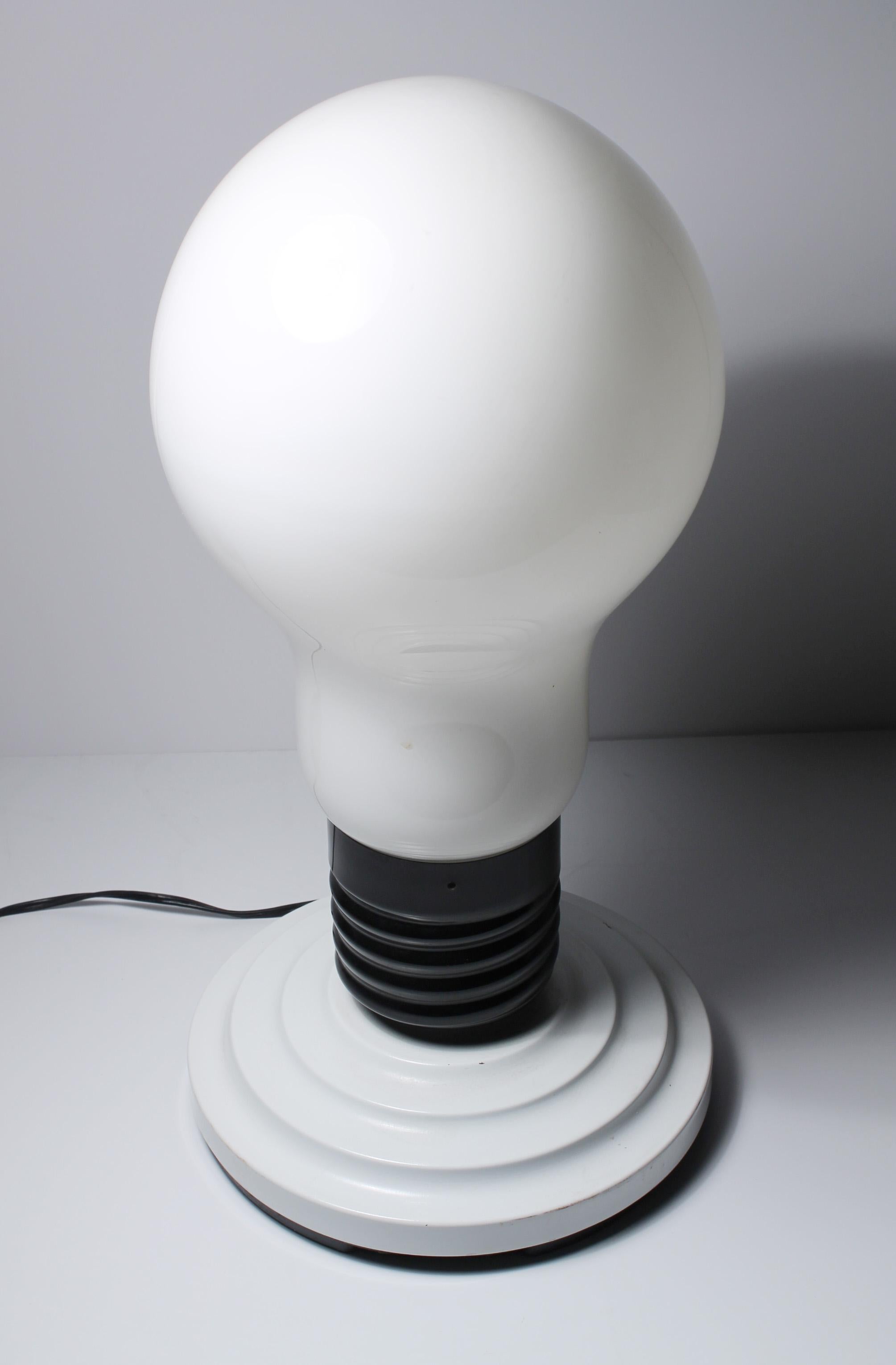 Mid-Century Modern Lampe à Ampoule Pop Art surdimensionnée en forme d'ampoule GLASS postmoderne en vente
