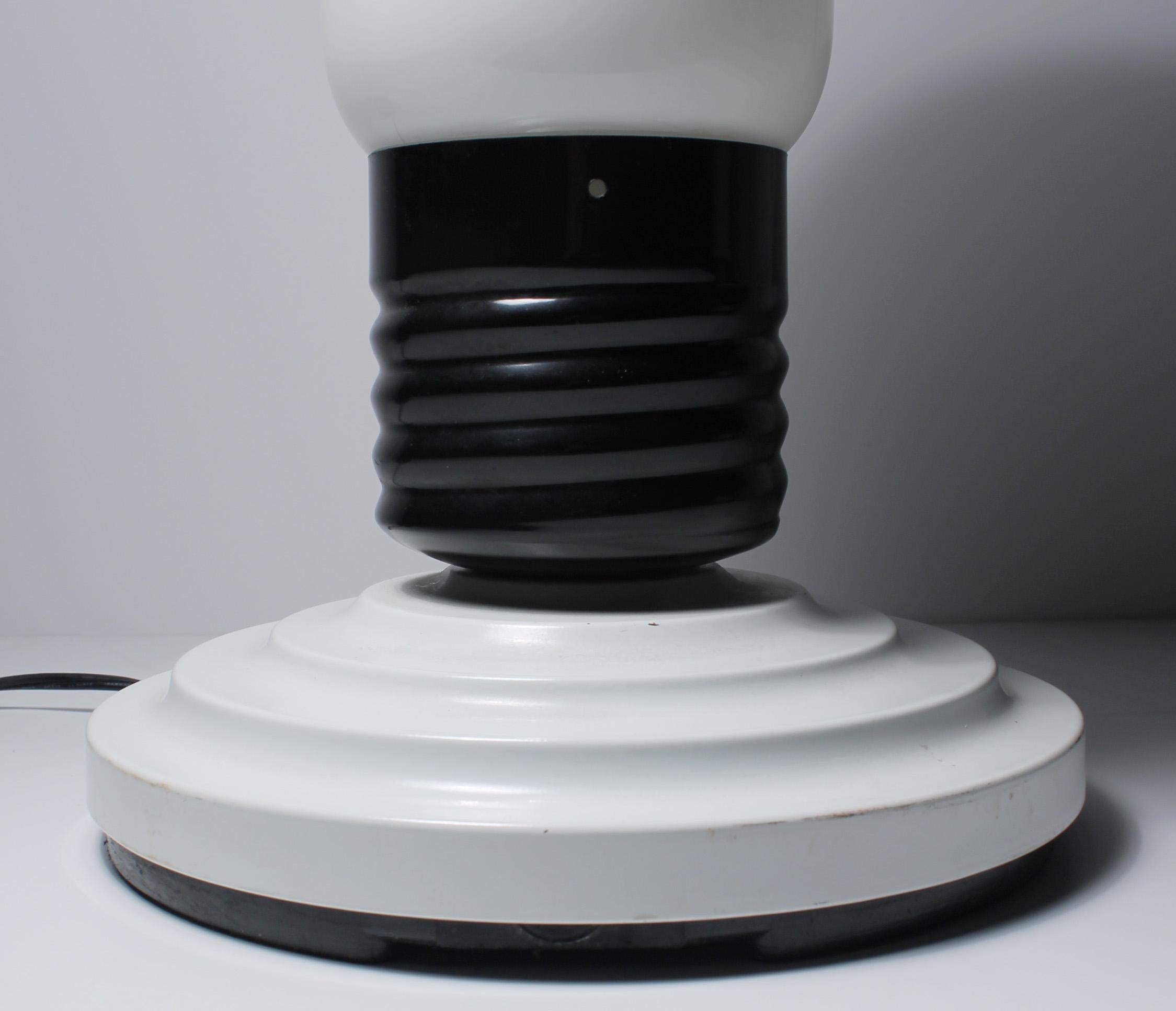 Lampe à Ampoule Pop Art surdimensionnée en forme d'ampoule GLASS postmoderne Bon état - En vente à Chicago, IL