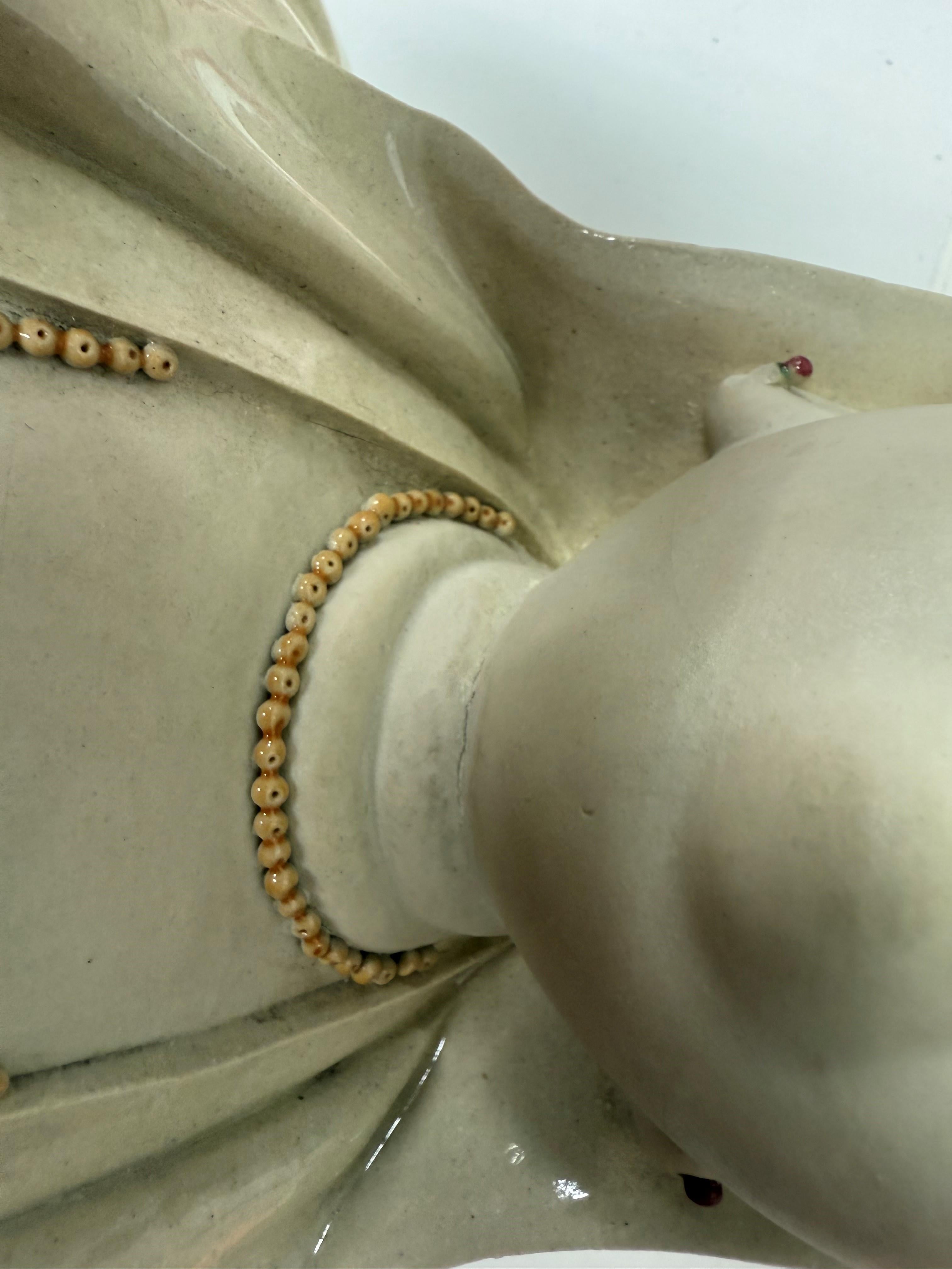 Statue chinoise Guan Yin en porcelaine surdimensionnée en vente 4