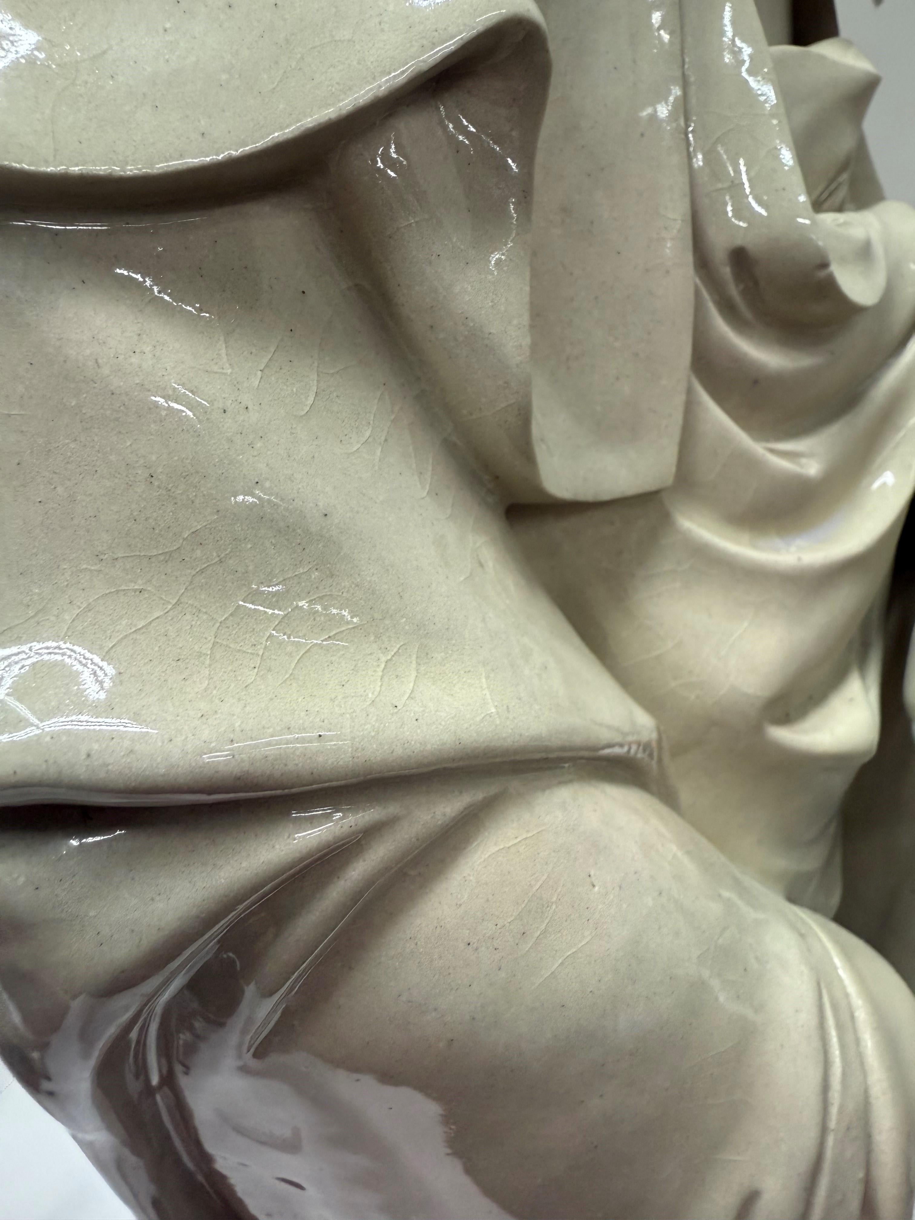 Statue chinoise Guan Yin en porcelaine surdimensionnée en vente 5