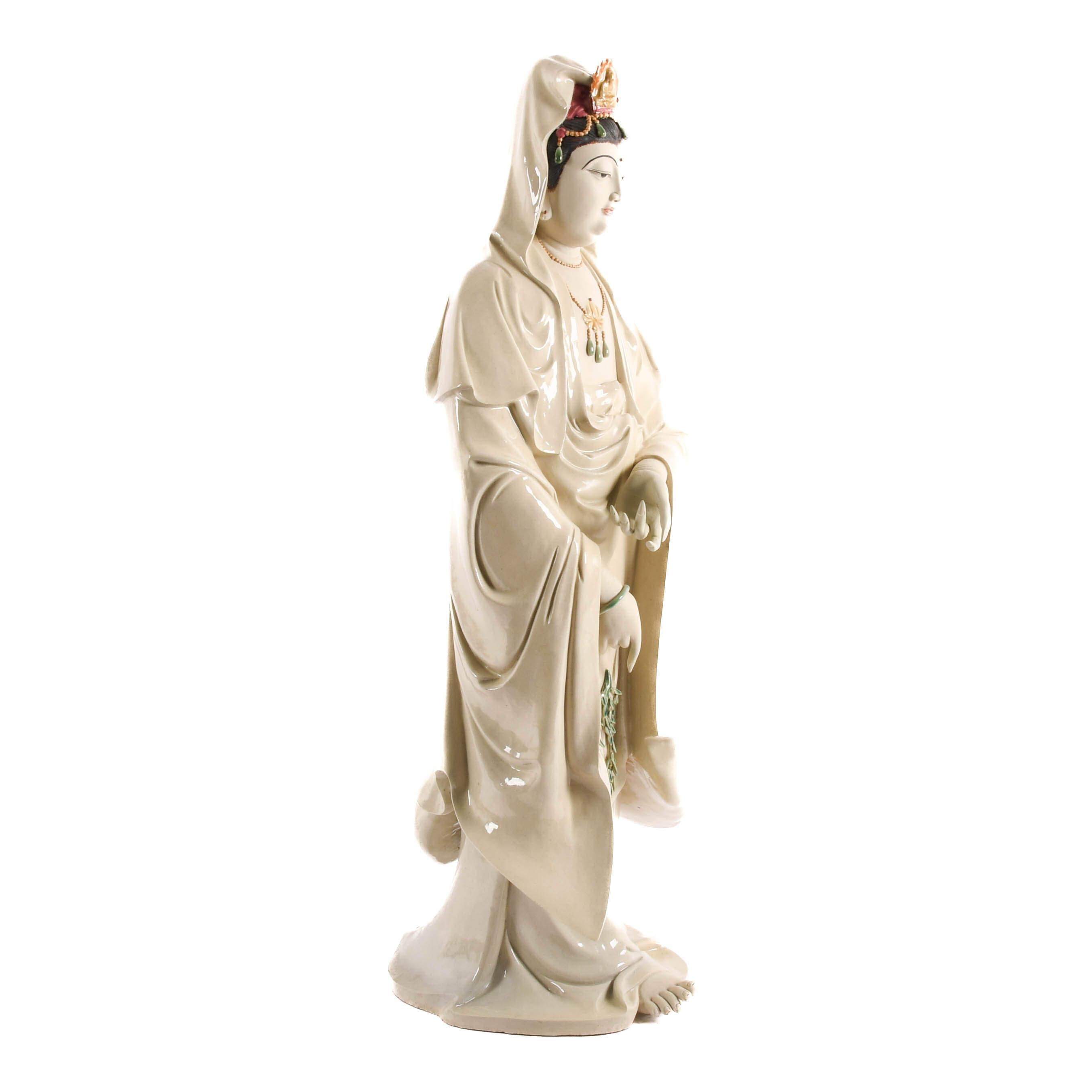 20ième siècle Statue chinoise Guan Yin en porcelaine surdimensionnée en vente