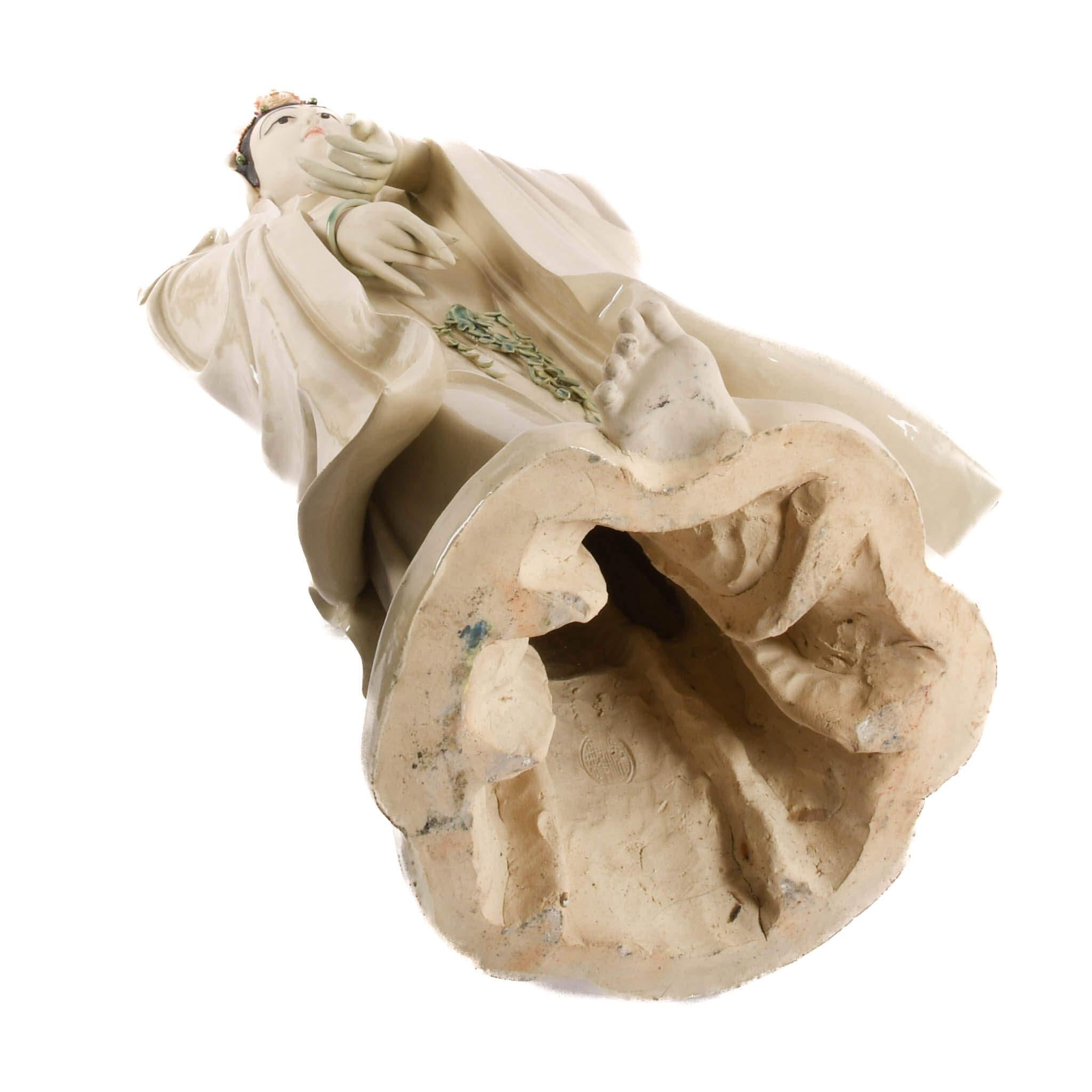 Argile Statue chinoise Guan Yin en porcelaine surdimensionnée en vente