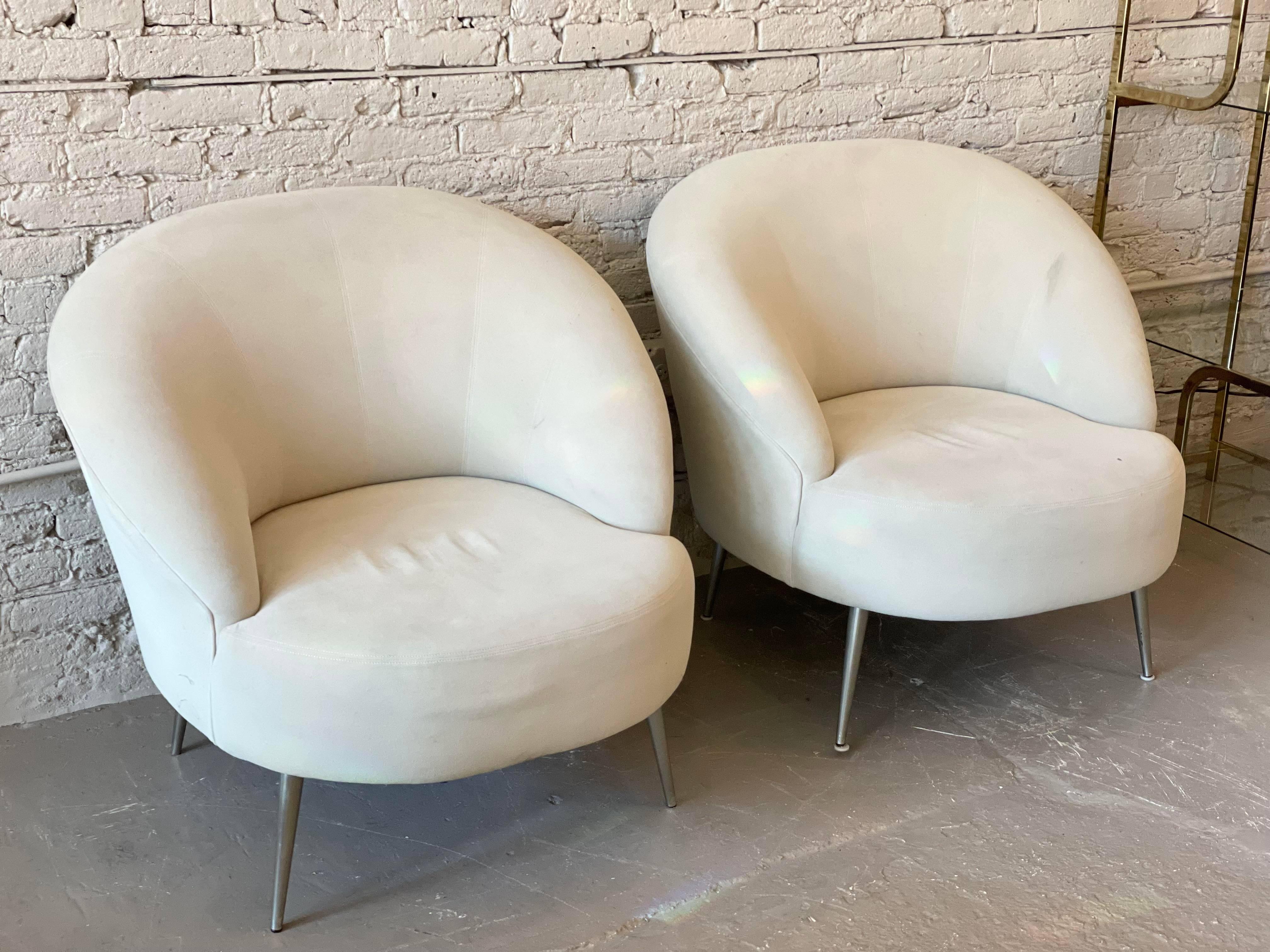 Paire de fauteuils de salon directionnels postmodernes surdimensionnés Bon état - En vente à Chicago, IL