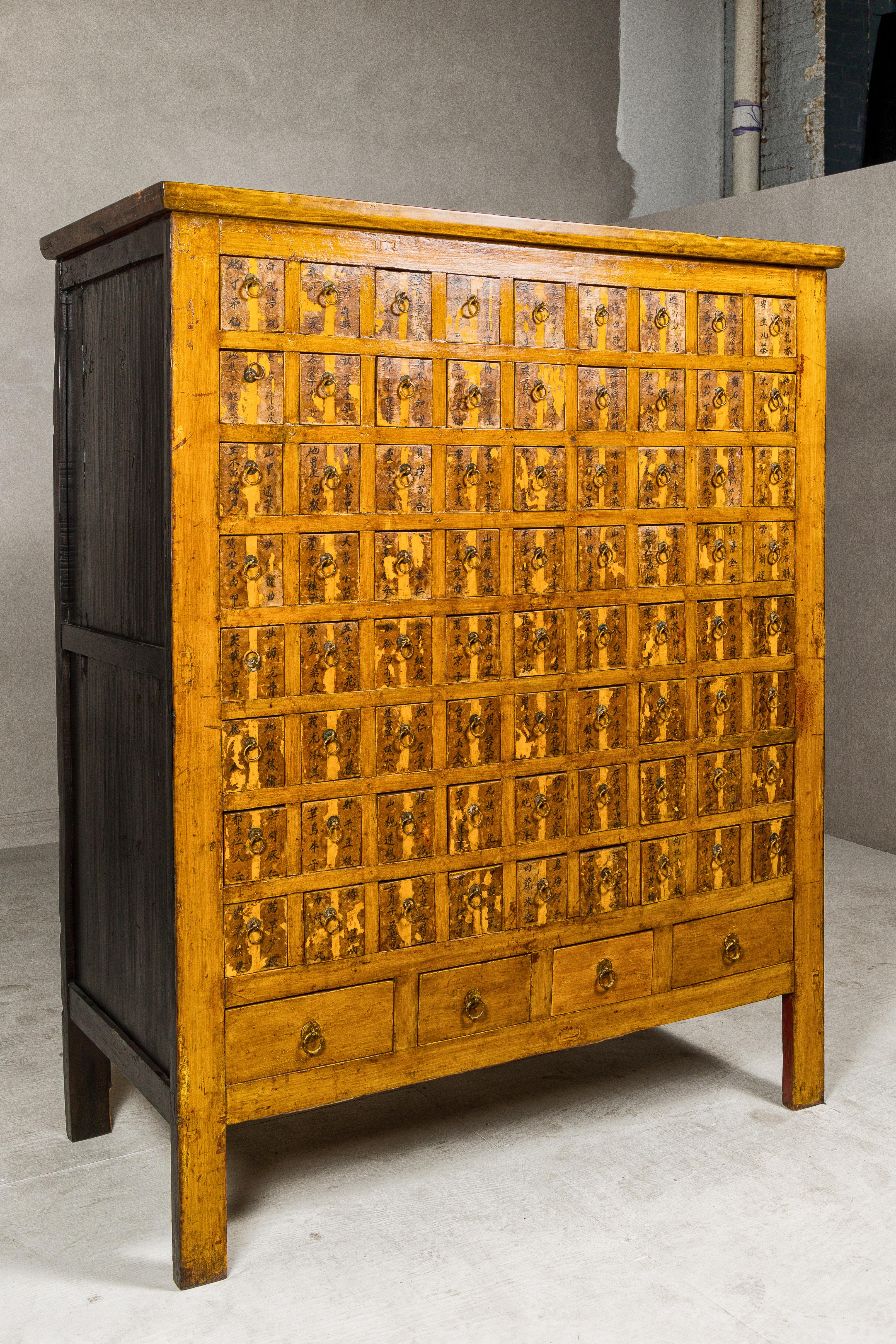 Armoire d'apothicaire Qing surdimensionnée avec 76 tiroirs et calligraphie chinoise en vente 3