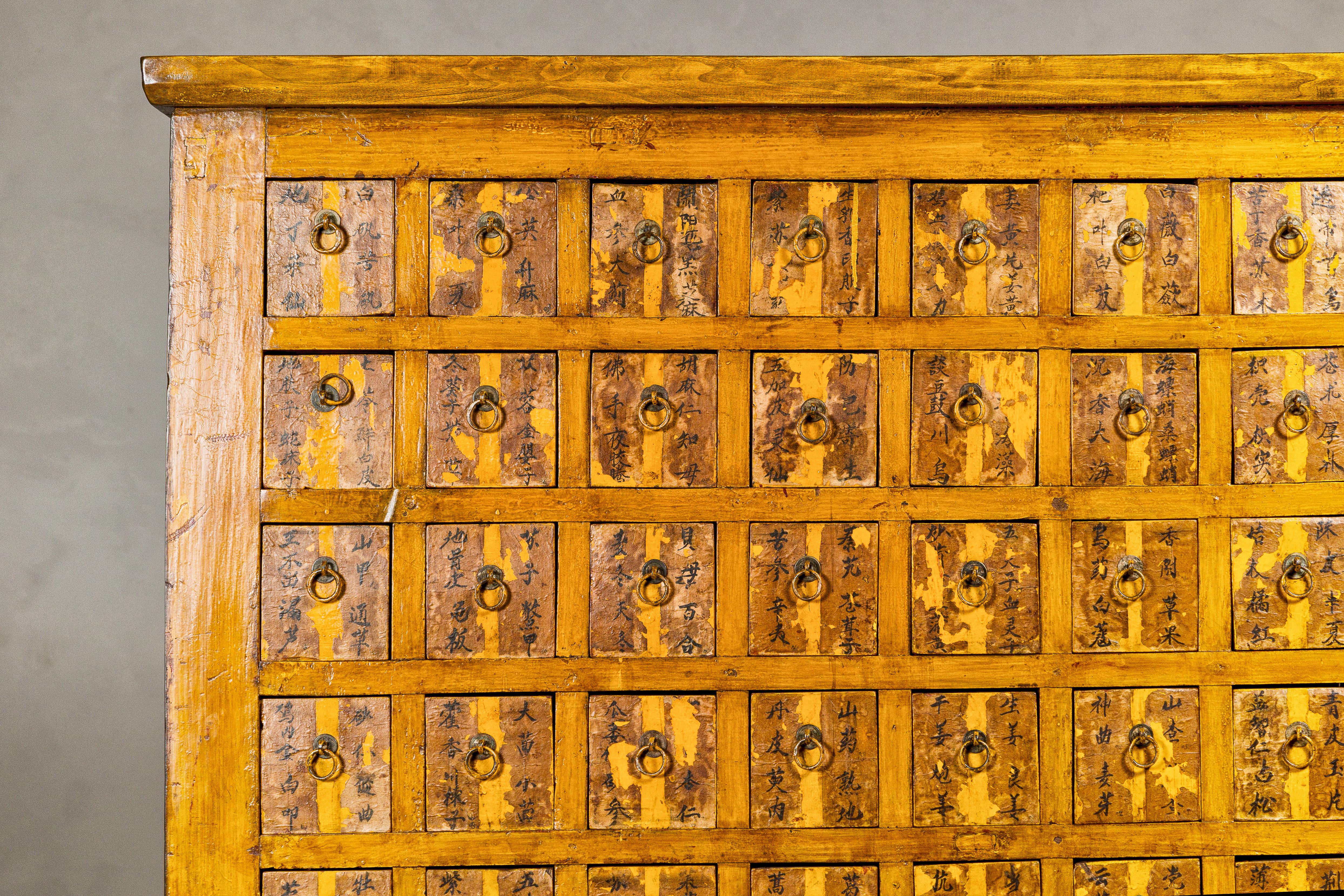 Laqué Armoire d'apothicaire Qing surdimensionnée avec 76 tiroirs et calligraphie chinoise en vente