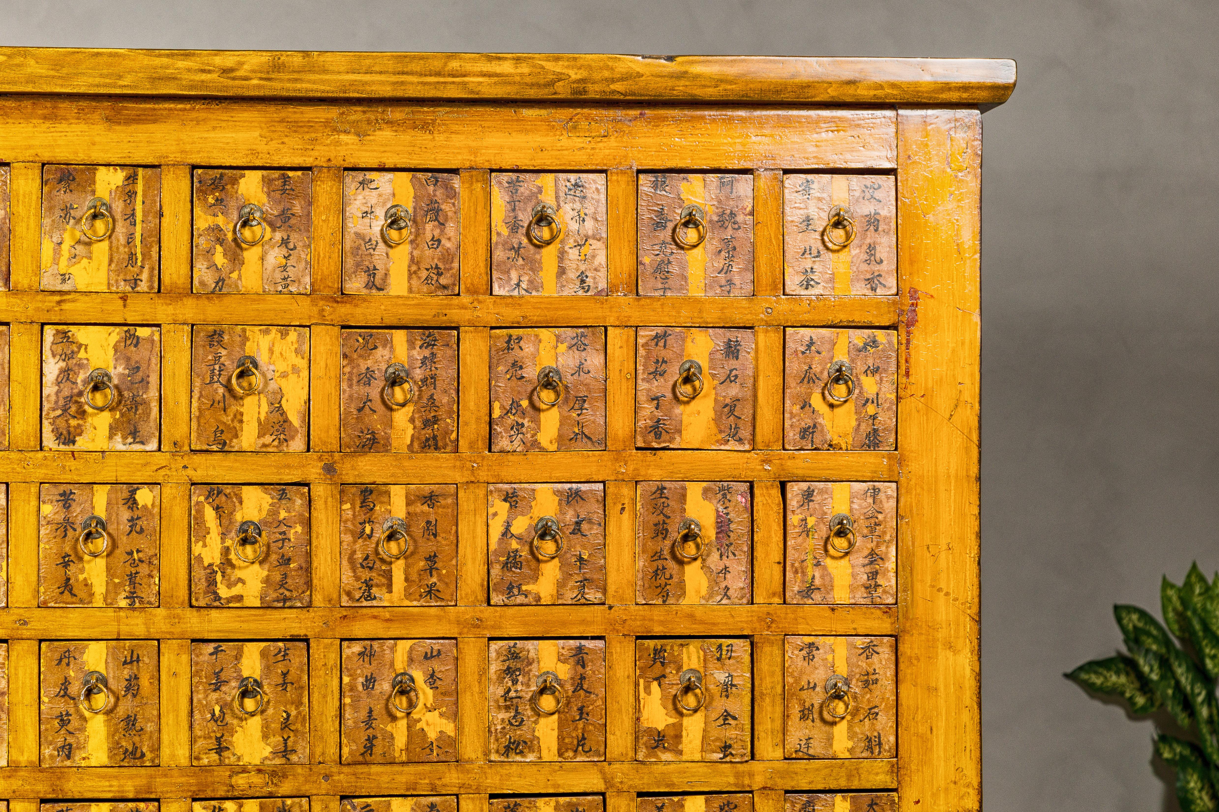 Armoire d'apothicaire Qing surdimensionnée avec 76 tiroirs et calligraphie chinoise Bon état - En vente à Yonkers, NY