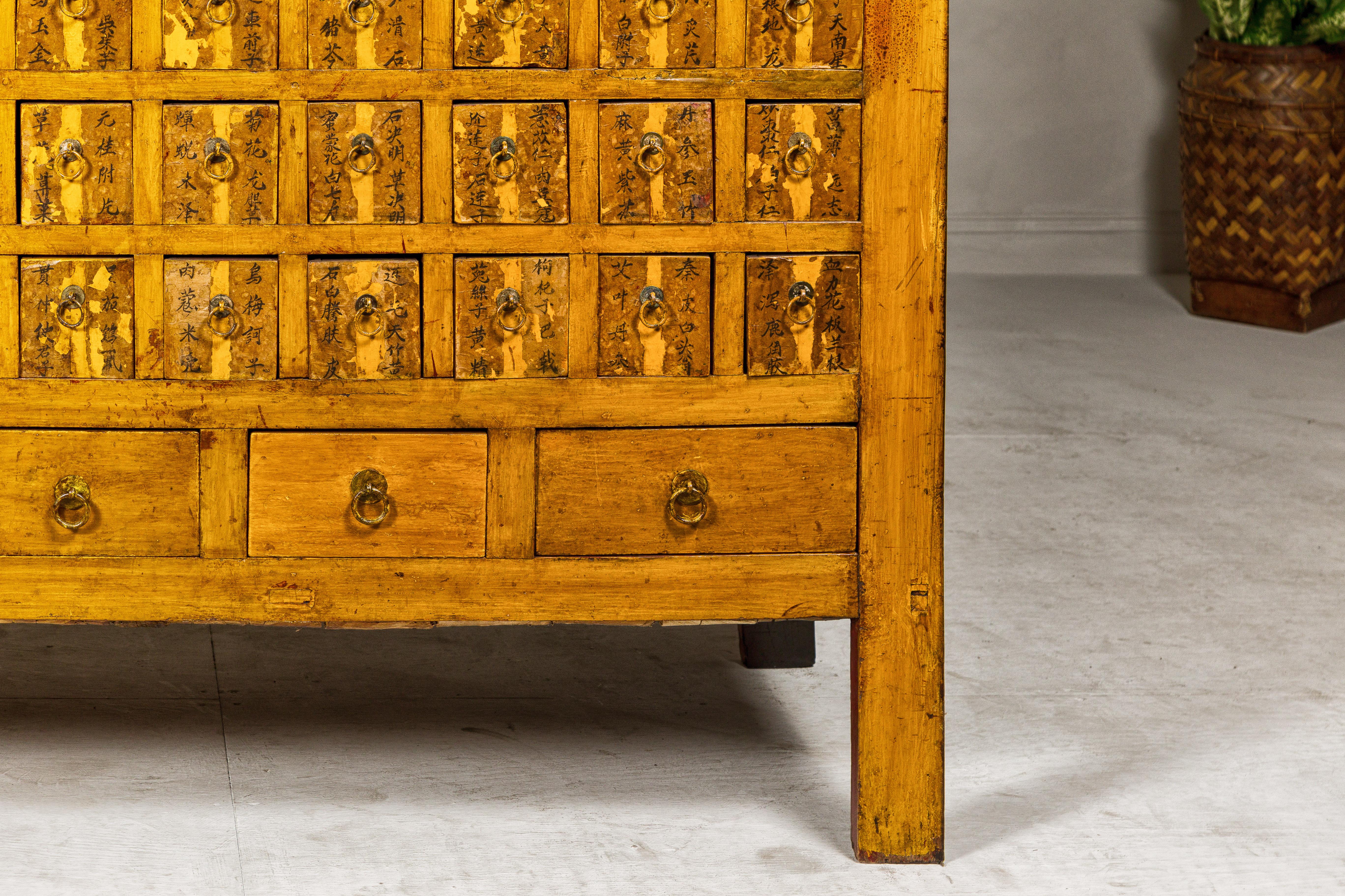 Bois Armoire d'apothicaire Qing surdimensionnée avec 76 tiroirs et calligraphie chinoise en vente