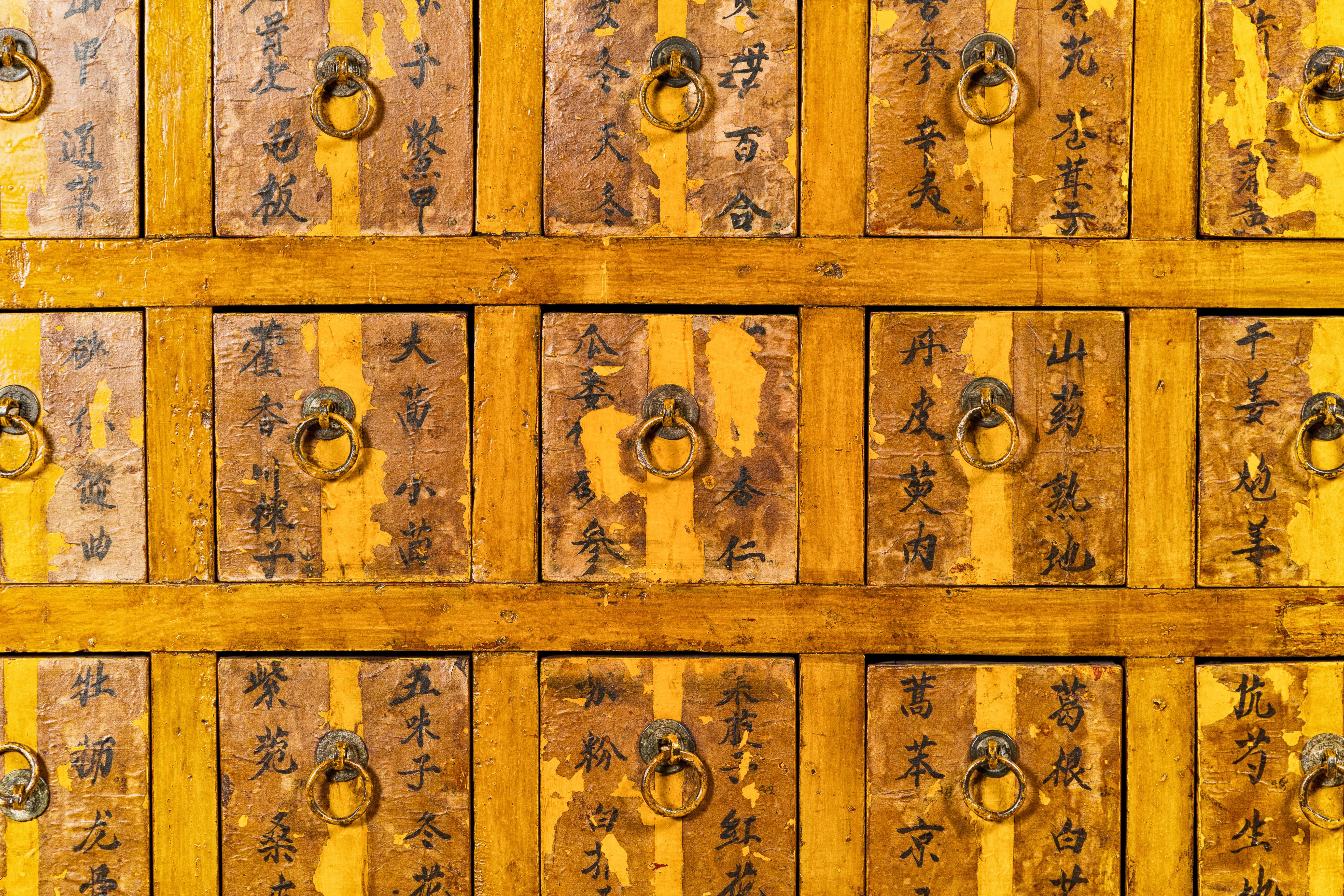 Übergroßer Qing-Apothekerschrank mit 76 Schubladen und chinesischer Kalligrafie (Holz) im Angebot