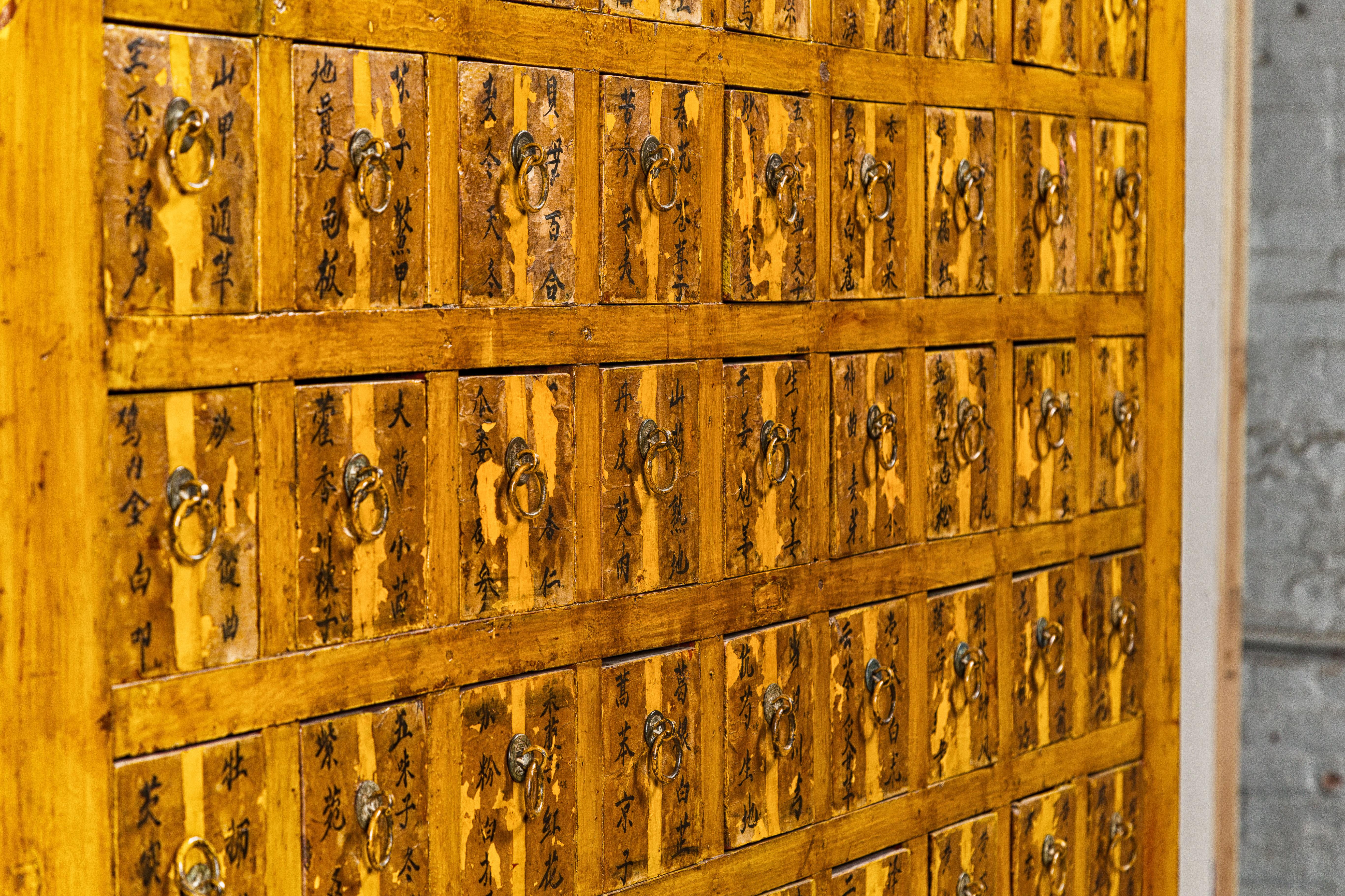 Armoire d'apothicaire Qing surdimensionnée avec 76 tiroirs et calligraphie chinoise en vente 2