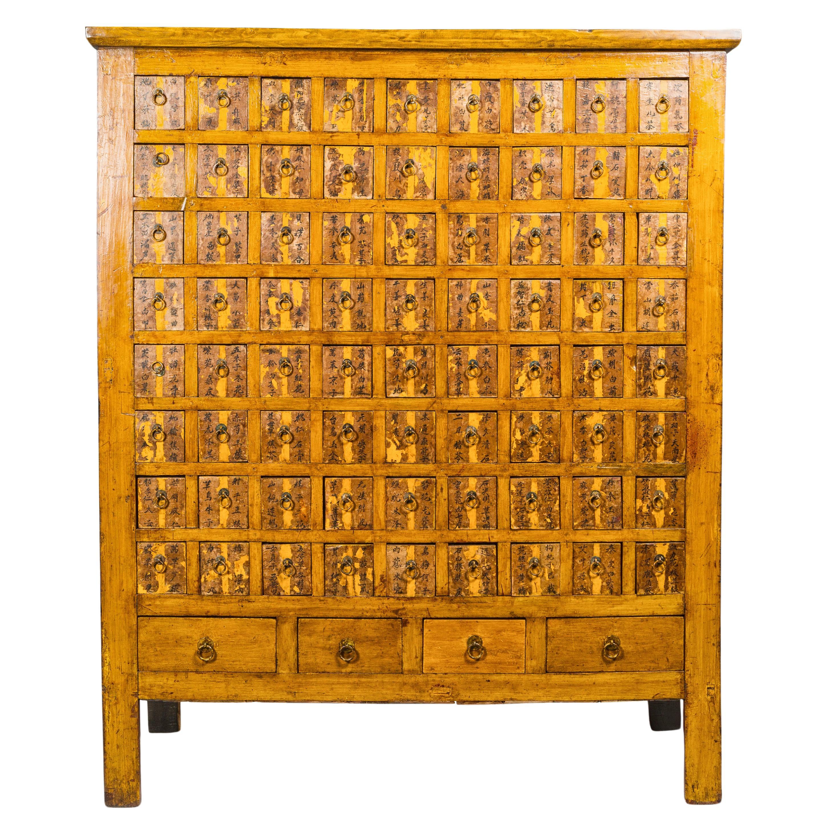 Armoire d'apothicaire Qing surdimensionnée avec 76 tiroirs et calligraphie chinoise