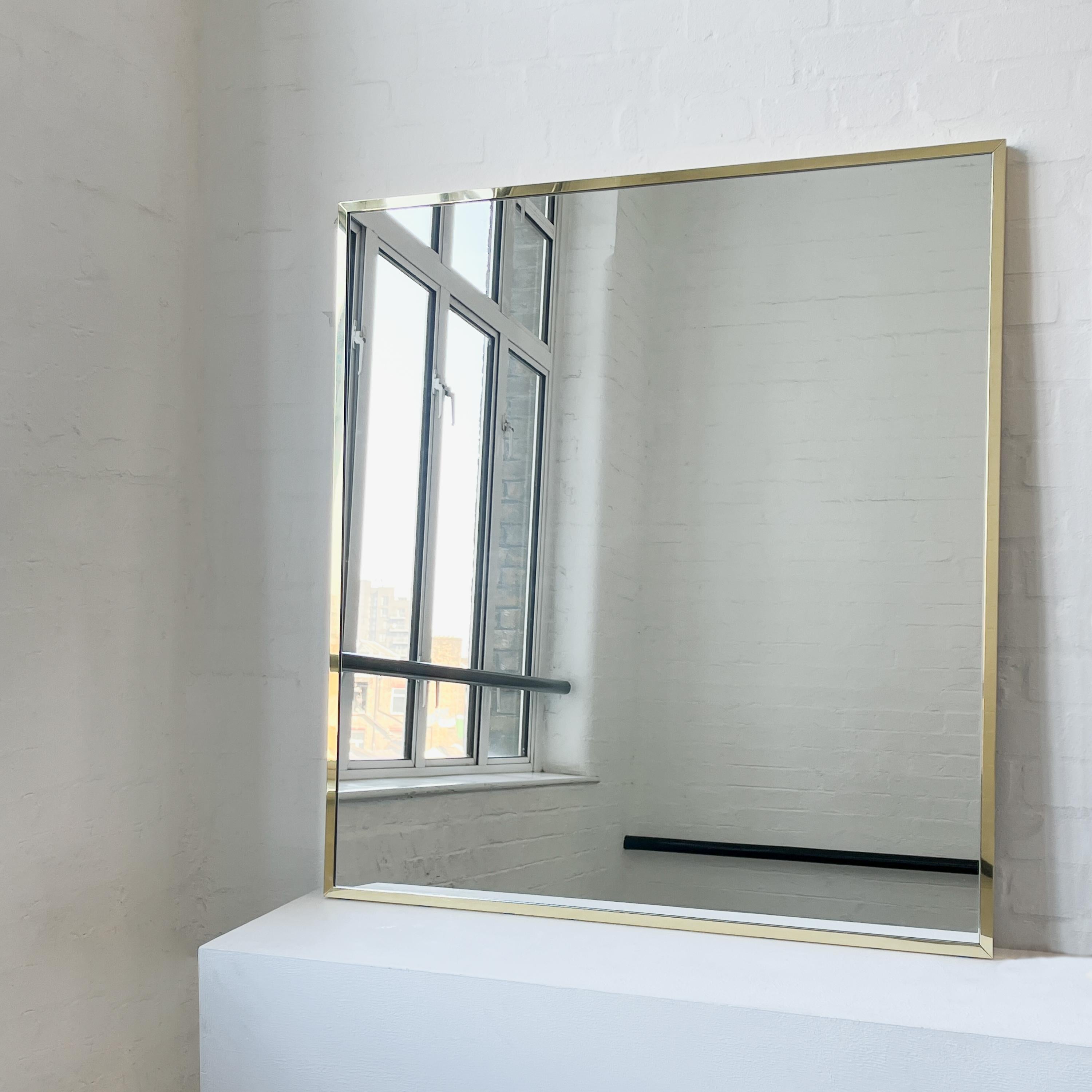 Miroir rectangulaire surdimensionné moderne Quadris™ avec un cadre complet en laiton massif poli fabriqué à la main avec des coins carrés. Conçu et fabriqué à la main à Londres, au Royaume-Uni. Ce miroir est entièrement personnalisable.

Dimensions